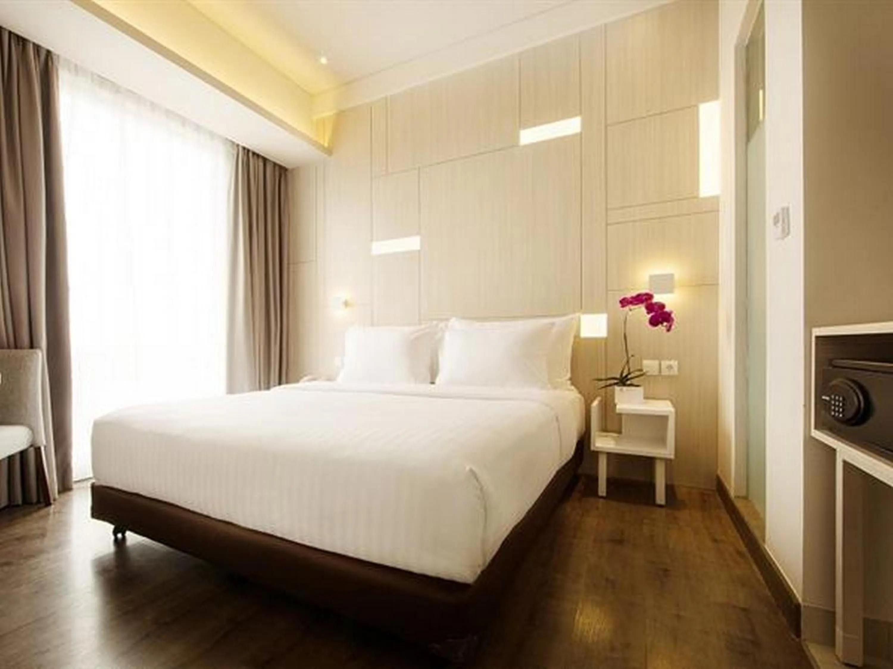 Deluxe Double Room in Swiss-Belinn Cikarang