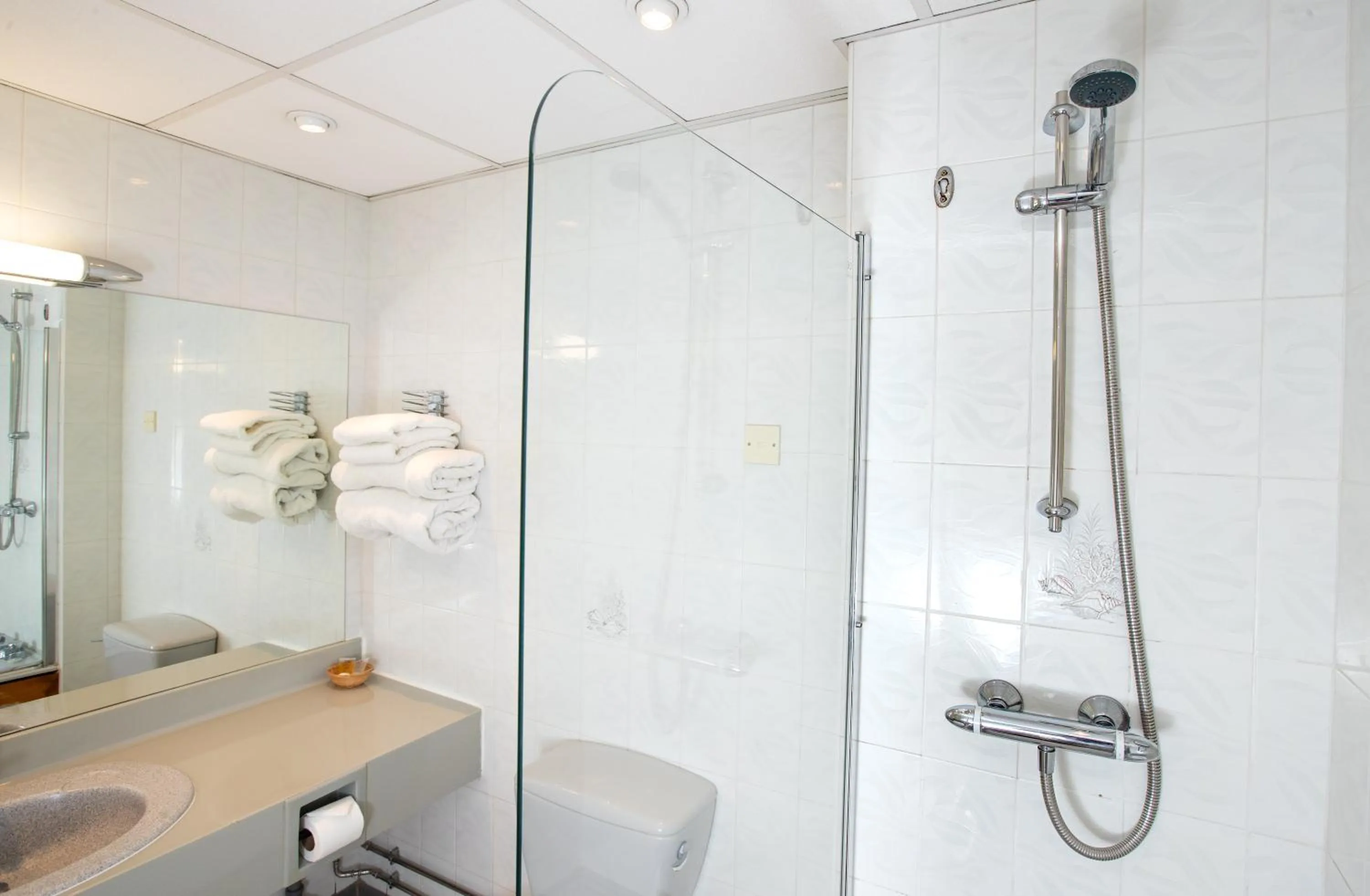 Standard Twin Room with Canal View in Rendezvous At Skipton