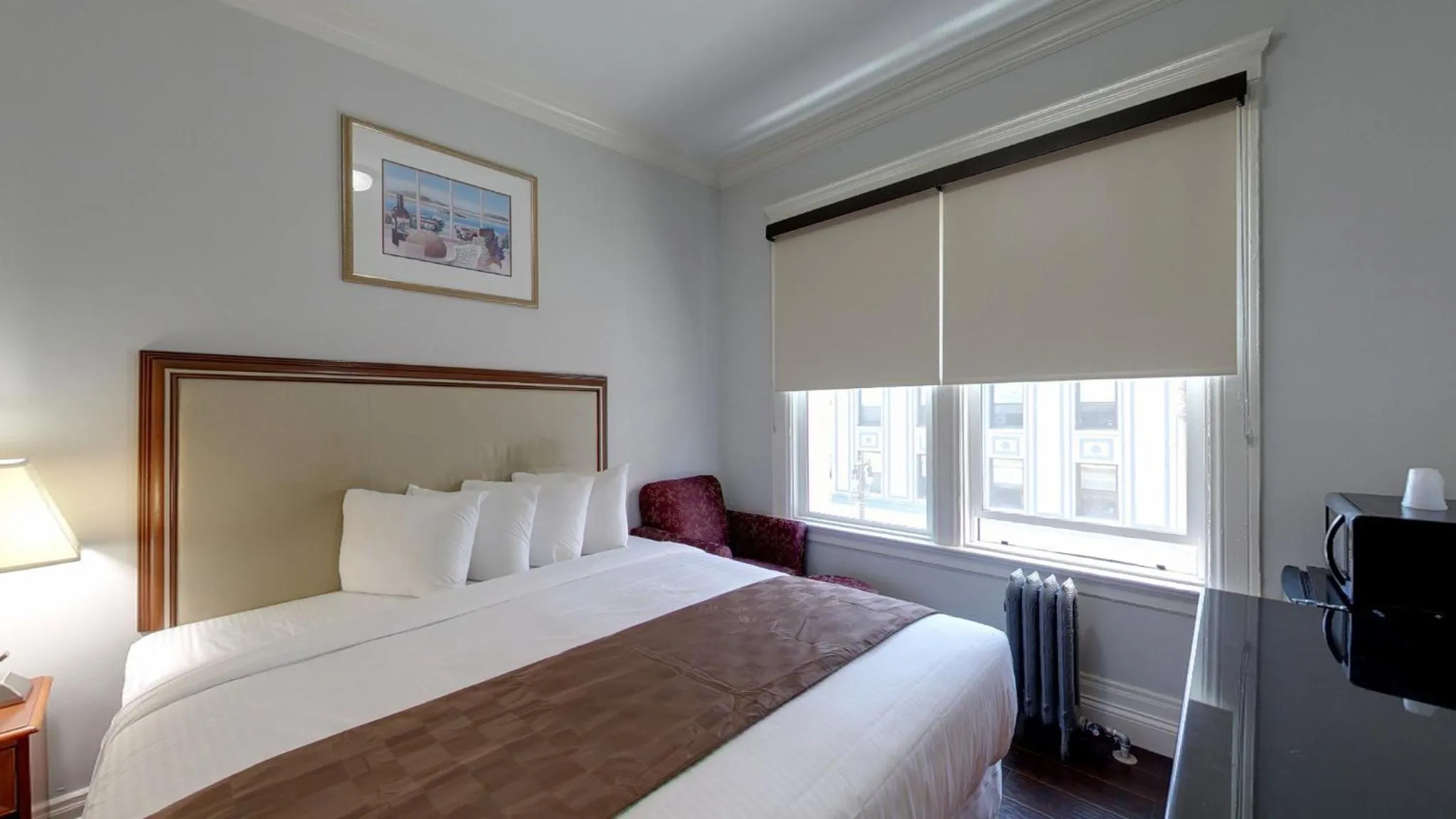Deluxe Queen Room in Warfield Hotel