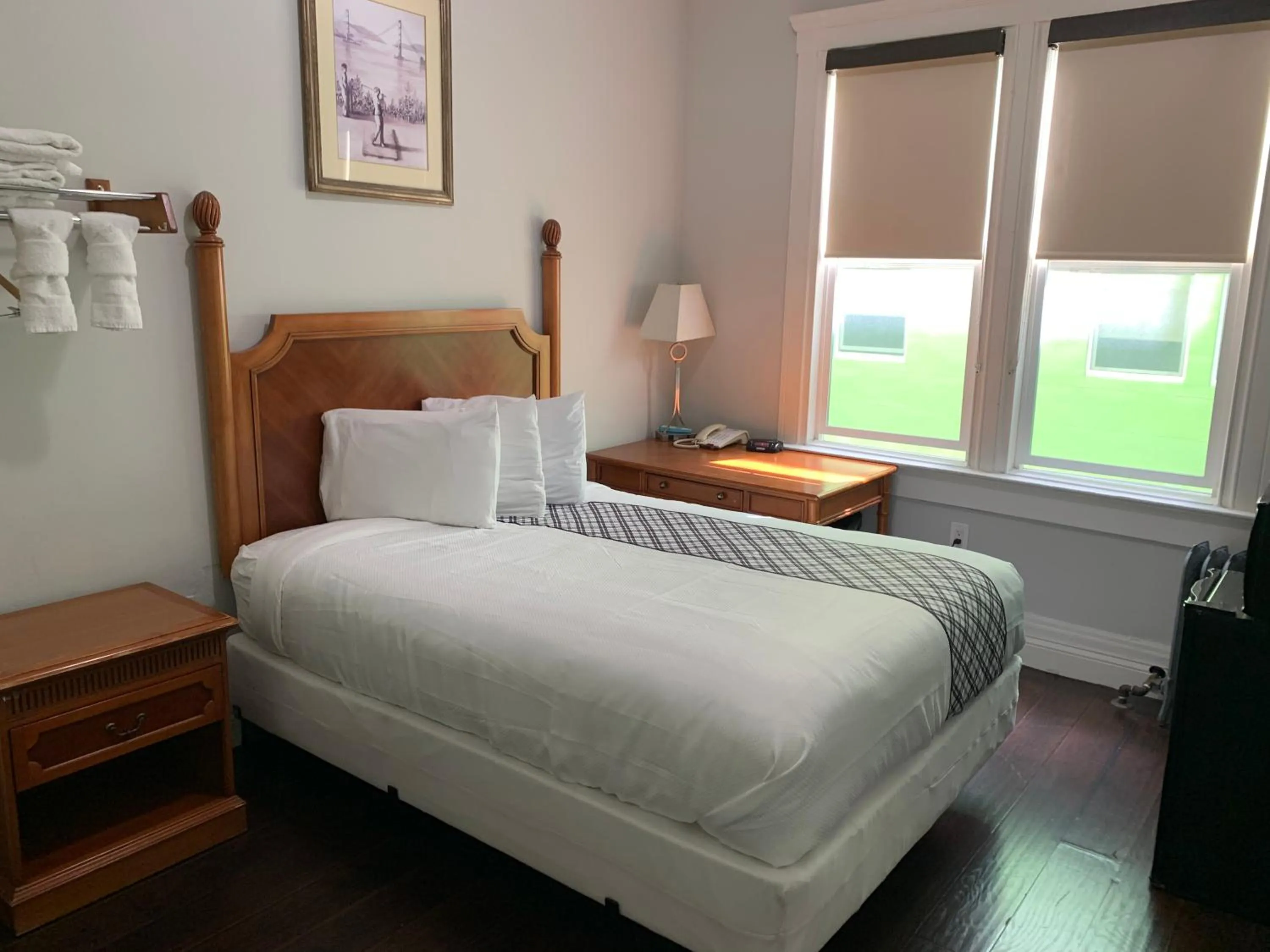 Queen Room with Shared Bathroom in Warfield Hotel