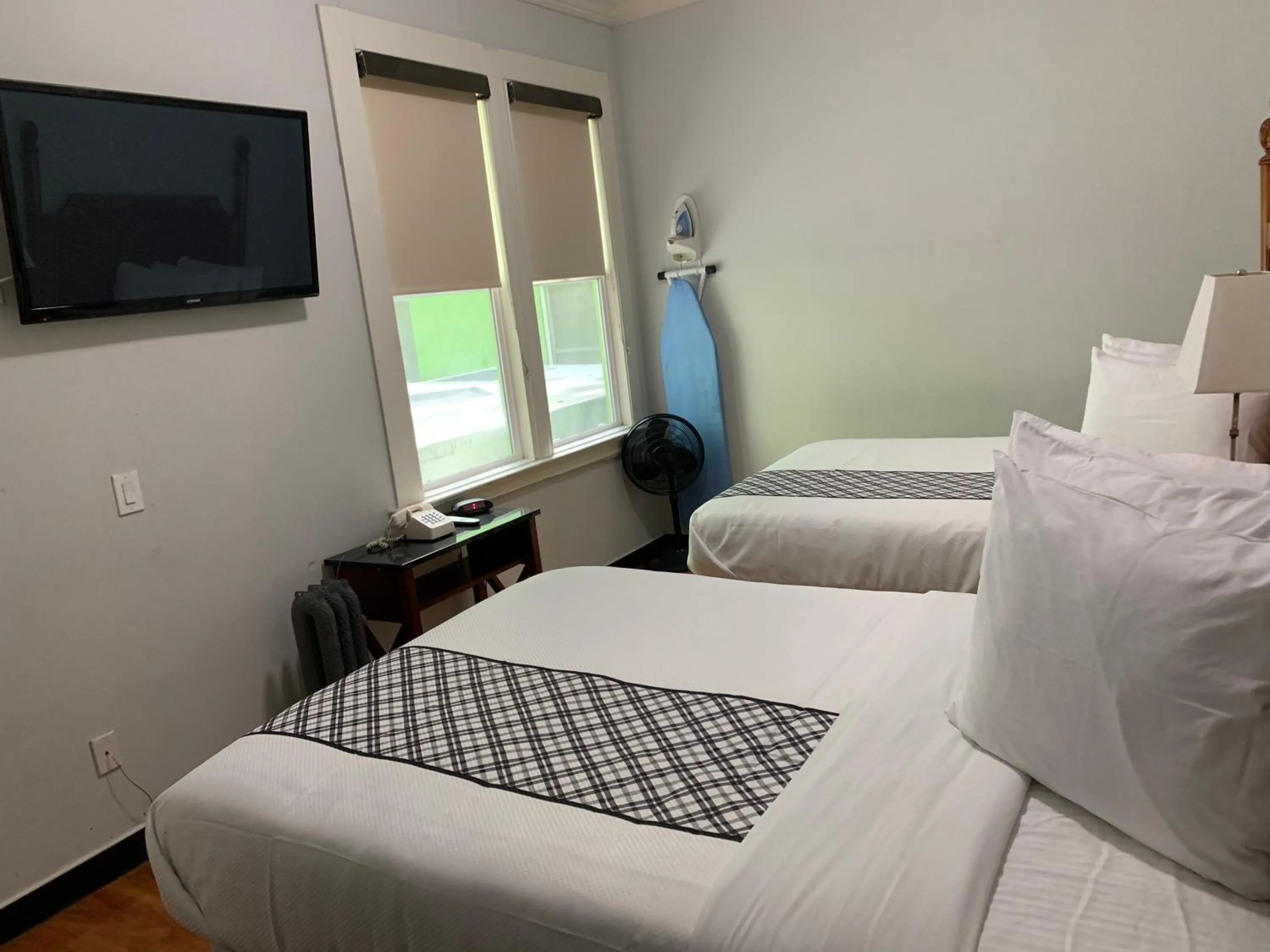 Standard Double Room with Shared Bathroom in Warfield Hotel