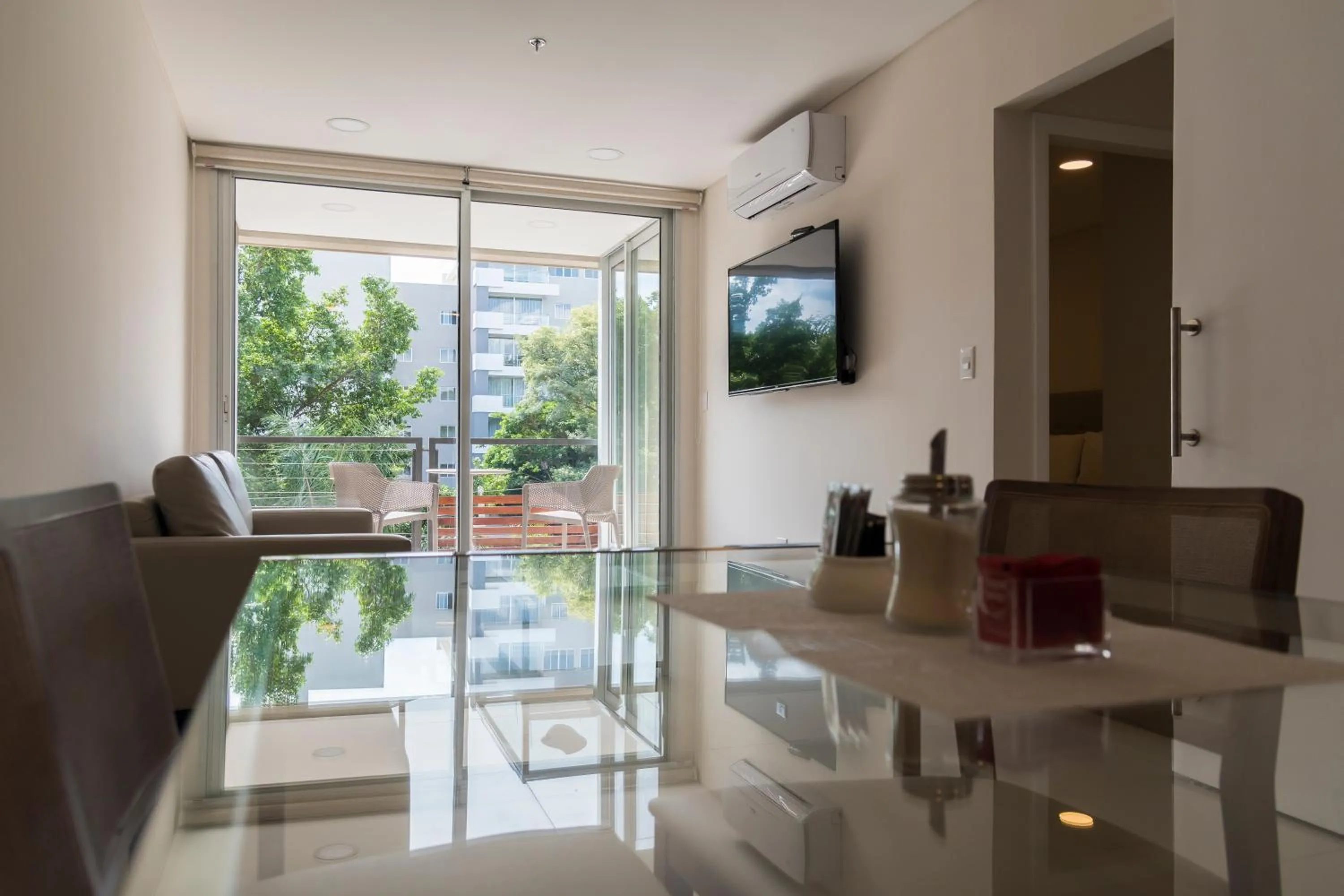 Queen Suite with Balcony in START Villa Morra Rent Apartments