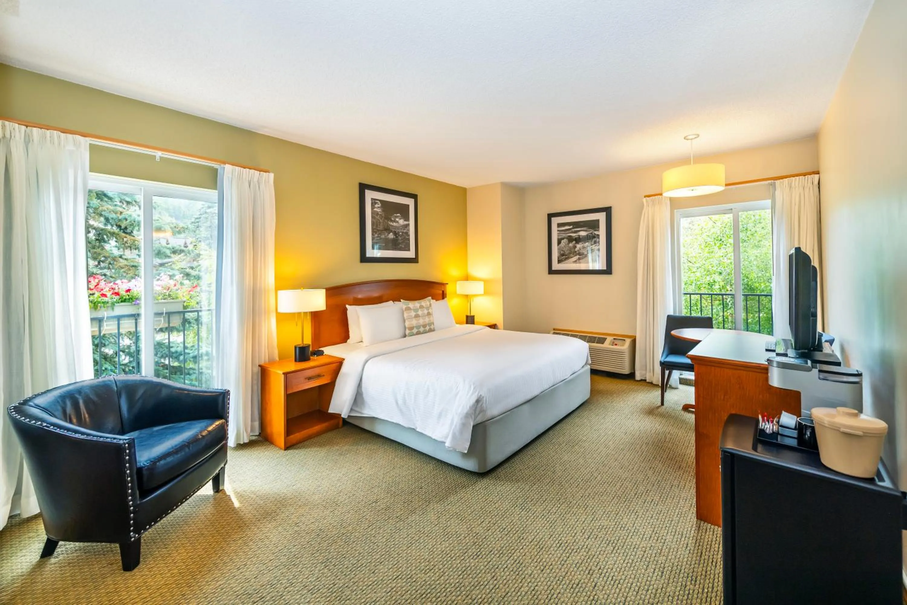 Deluxe King Room in Banff Inn