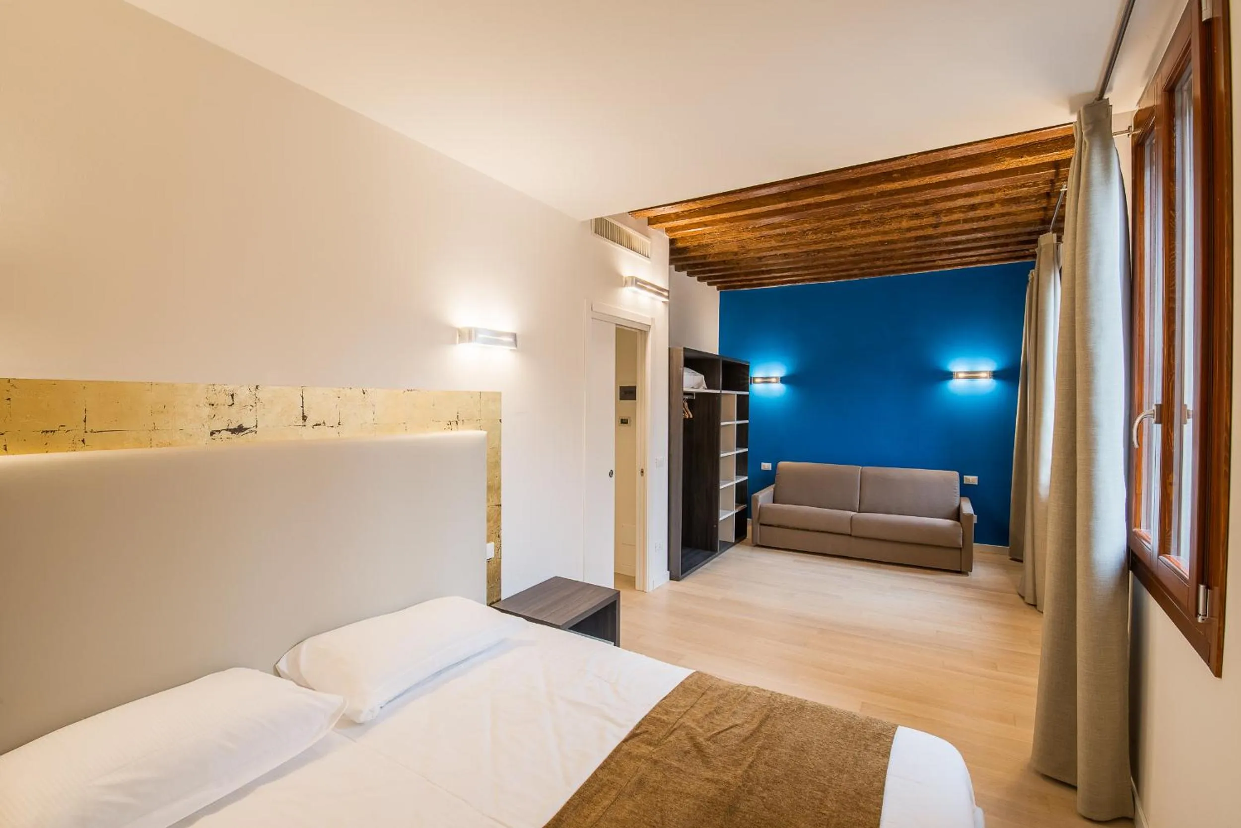 Deluxe One-Bedroom Apartment in Charming Palace Corte del Teatro