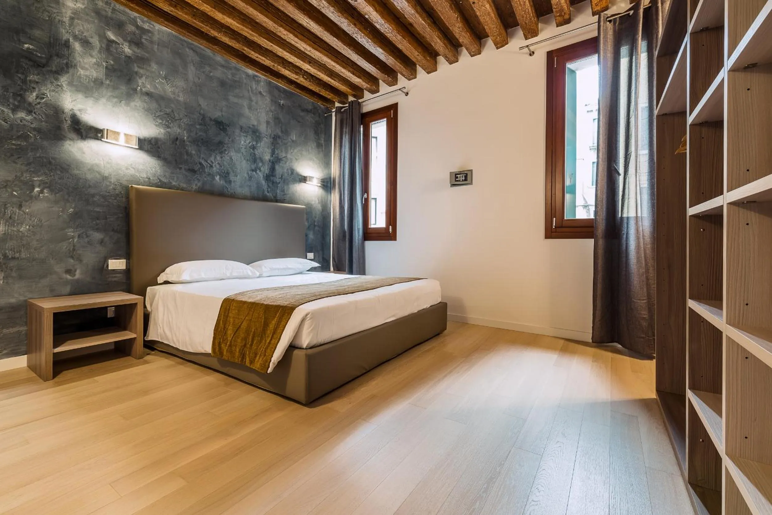 Deluxe Two-Bedroom Apartment in Charming Palace Corte del Teatro