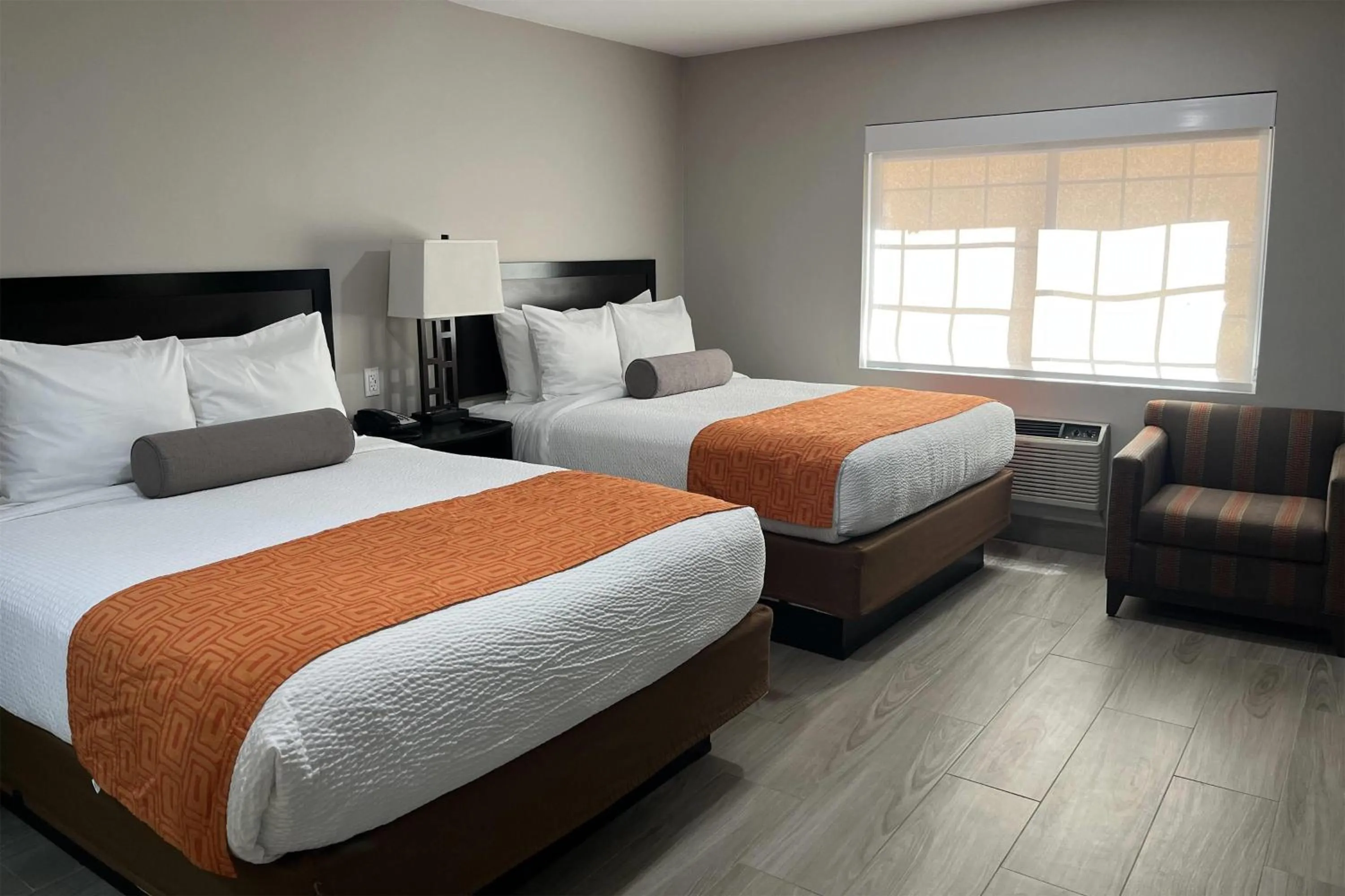 Family Queen Suite with Kitchenette in Howard Johnson by Wyndham Flagstaff University West