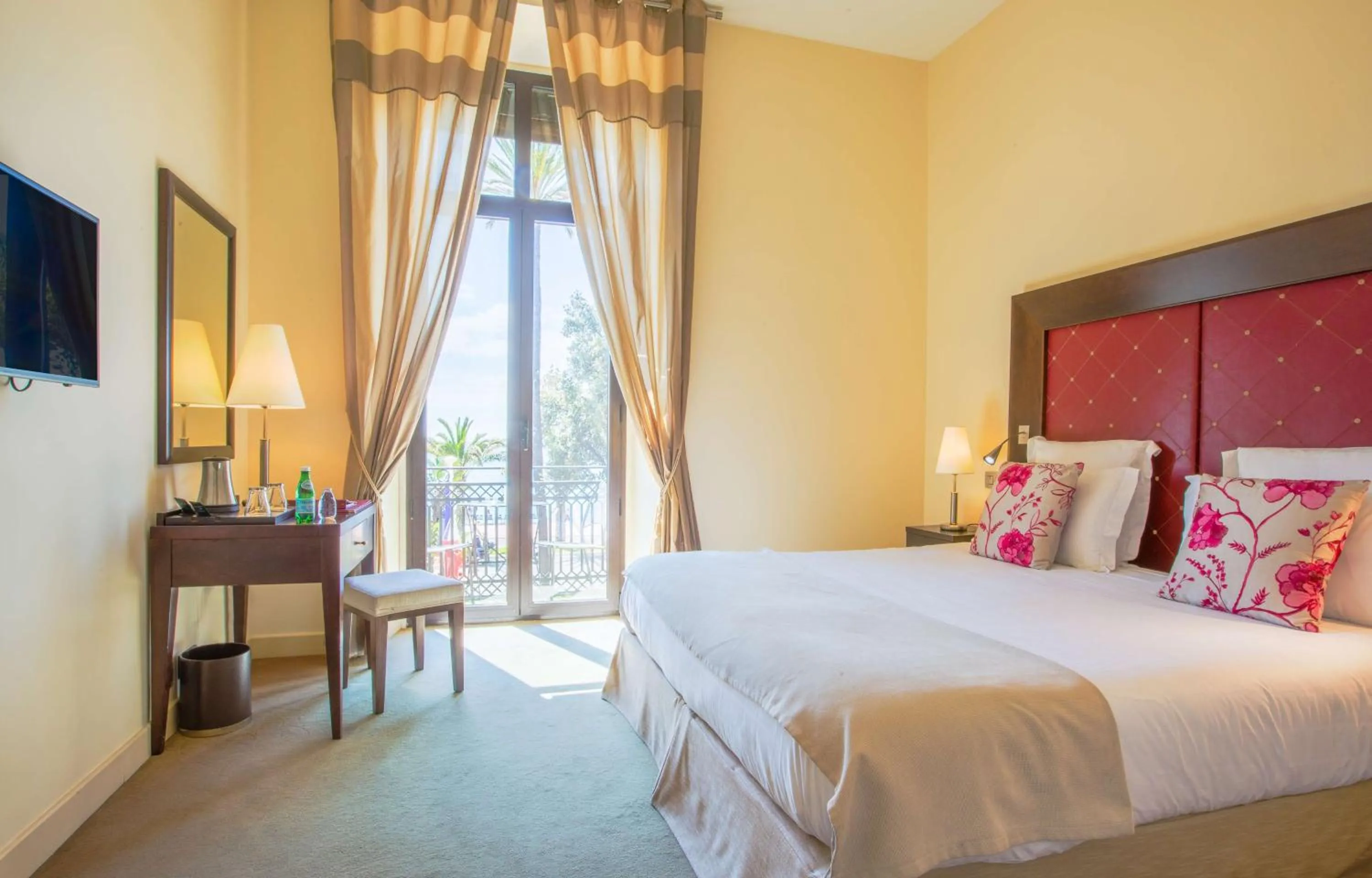 Superior Double Room with Sea View and Balcony in Westminster Hotel & Spa Nice