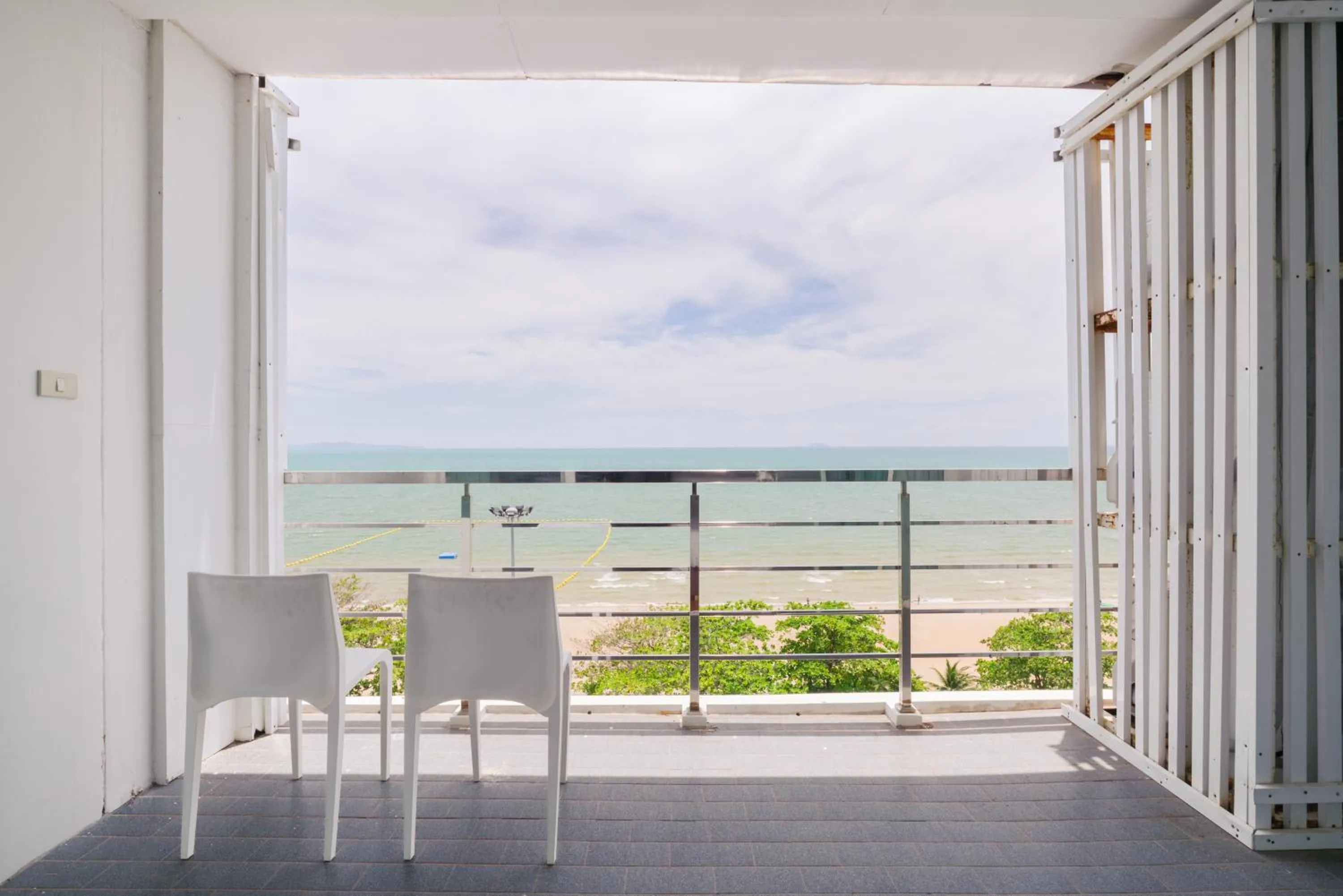 Deluxe Twin Room with Sea View in Jomtien Hisotel