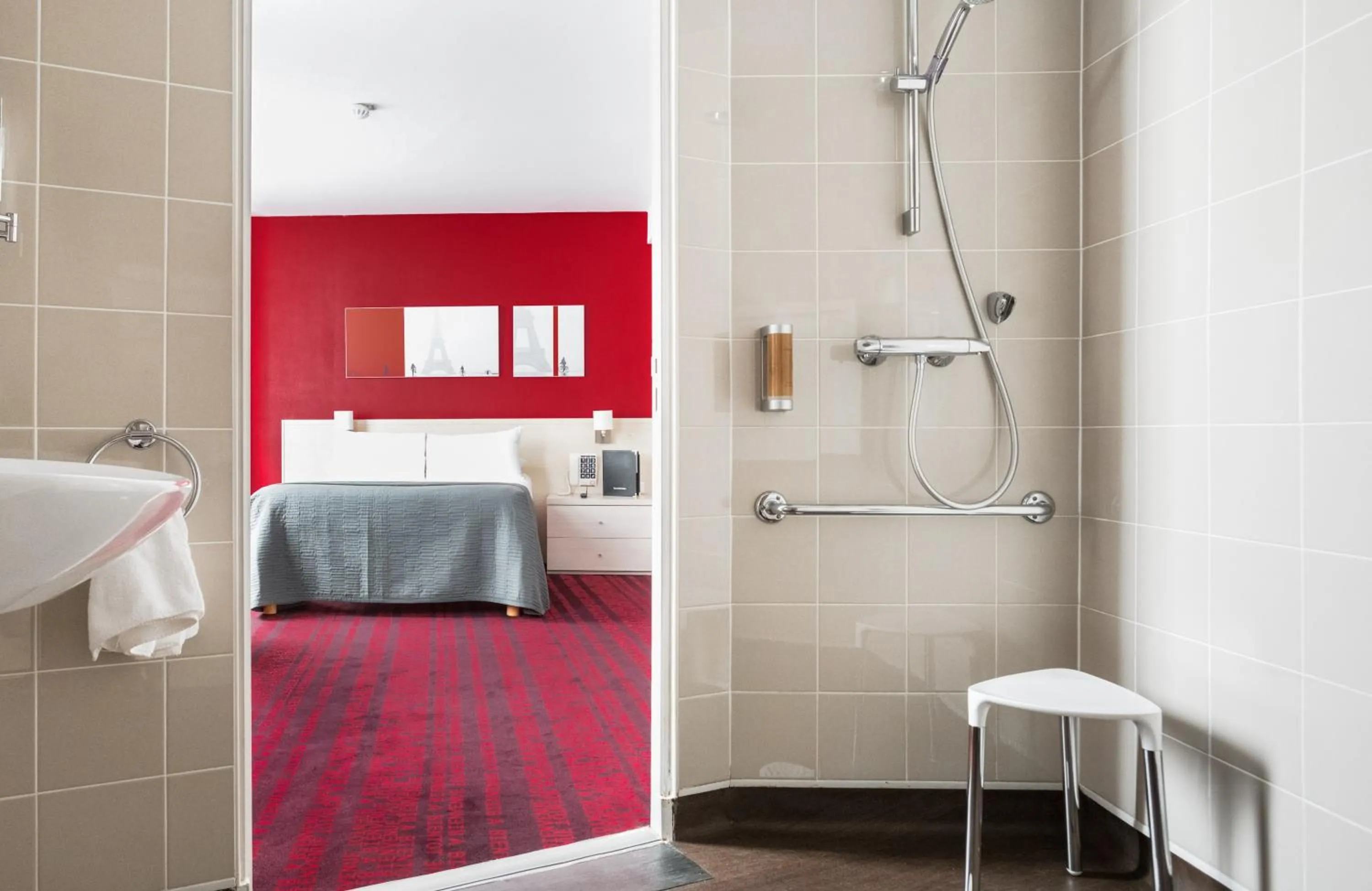 Queen Room - Disability Access in Hotel Le Richemont