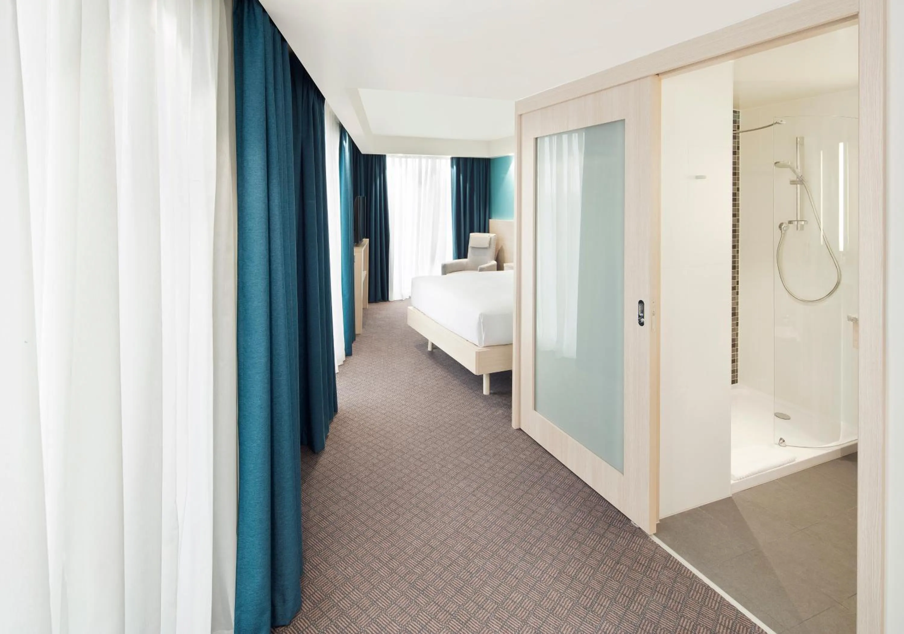 Corner Queen Room in Hampton By Hilton London Docklands