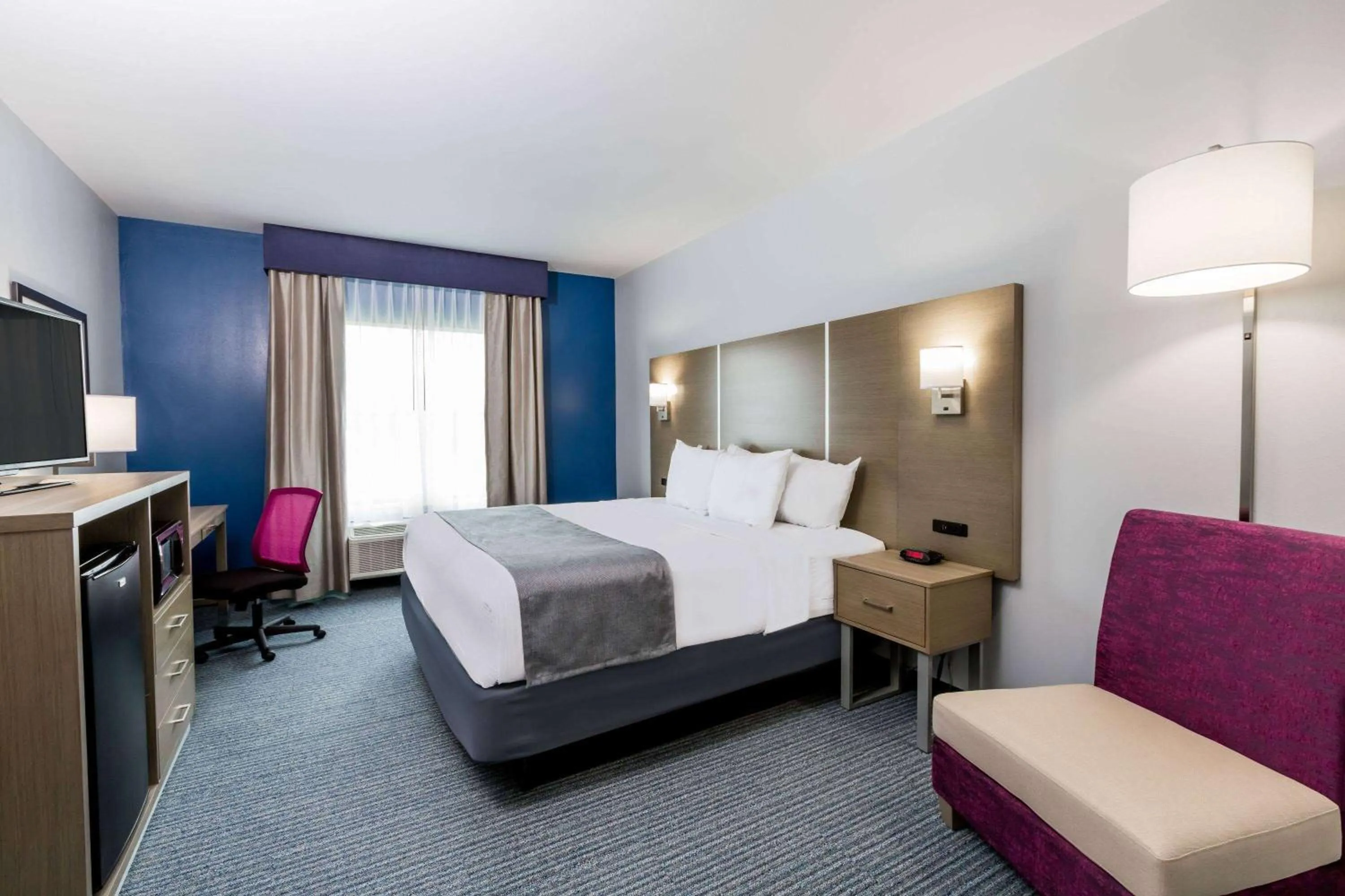 King Room with Bathtub - Mobility Accessible/Non-Smoking in Days Inn & Suites by Wyndham Houston NW Cypress