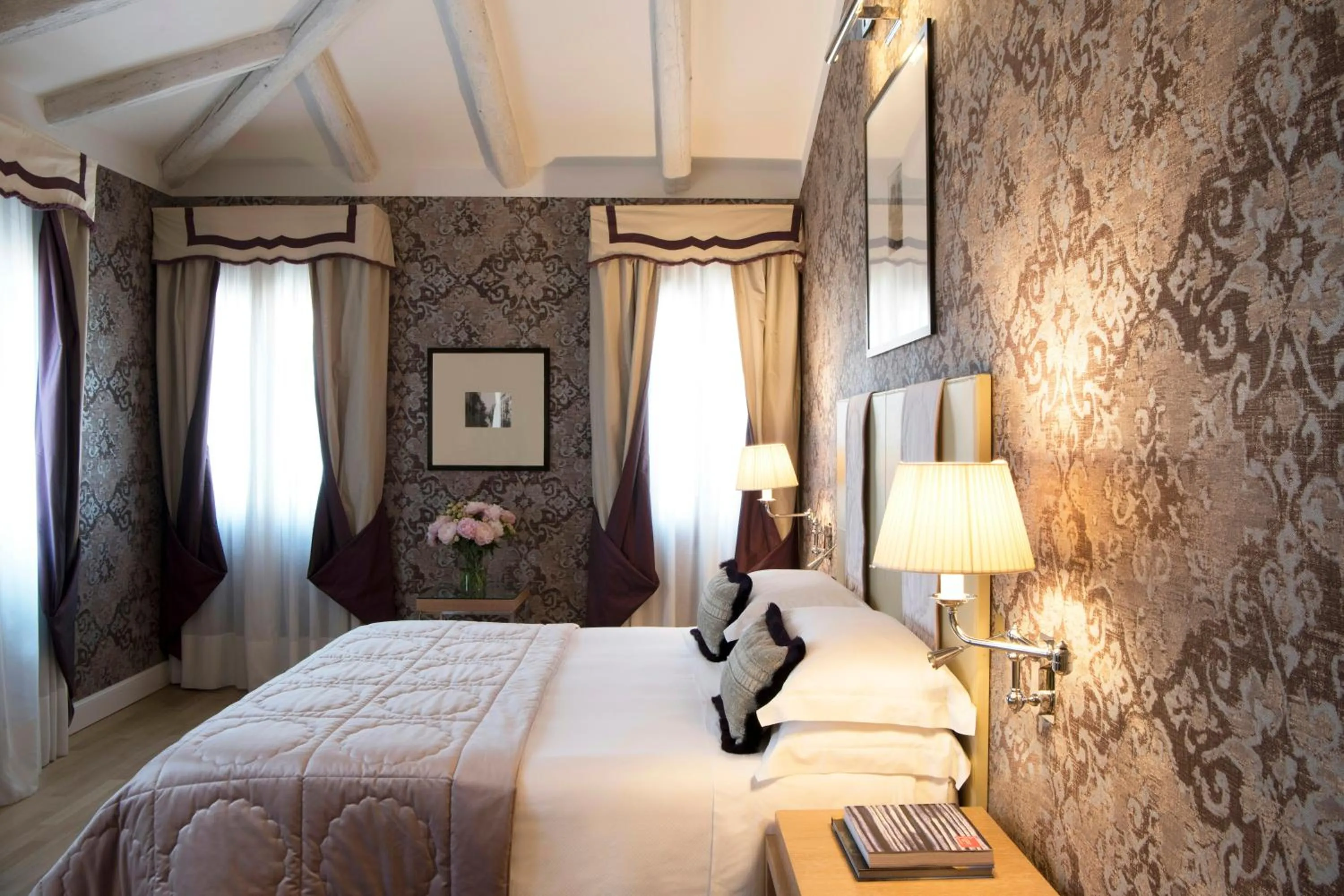 Deluxe Double Room with Canal View in Splendid Venice - Starhotels Collezione