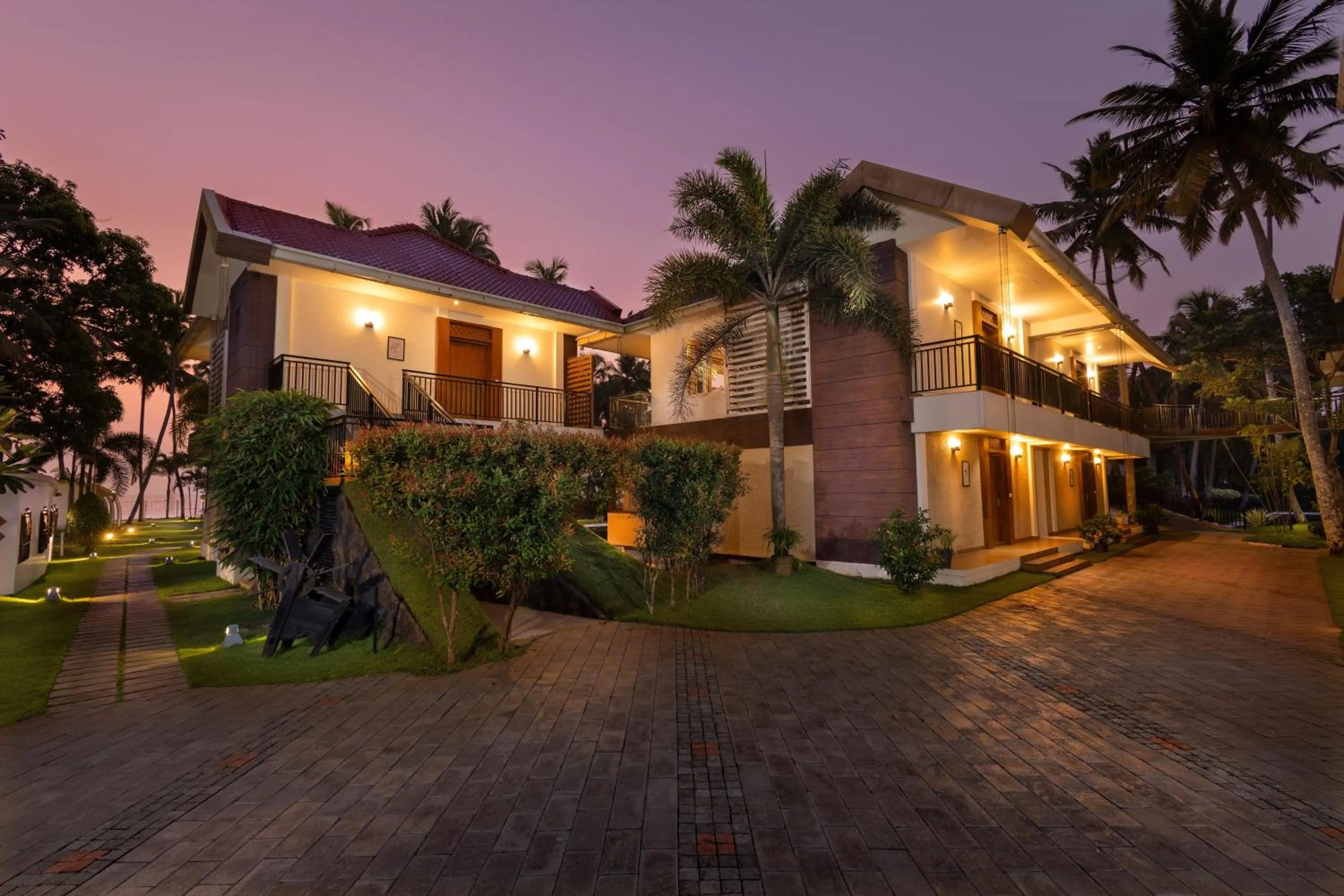 King Room with Spa Bath in Lake Canopy Alleppey