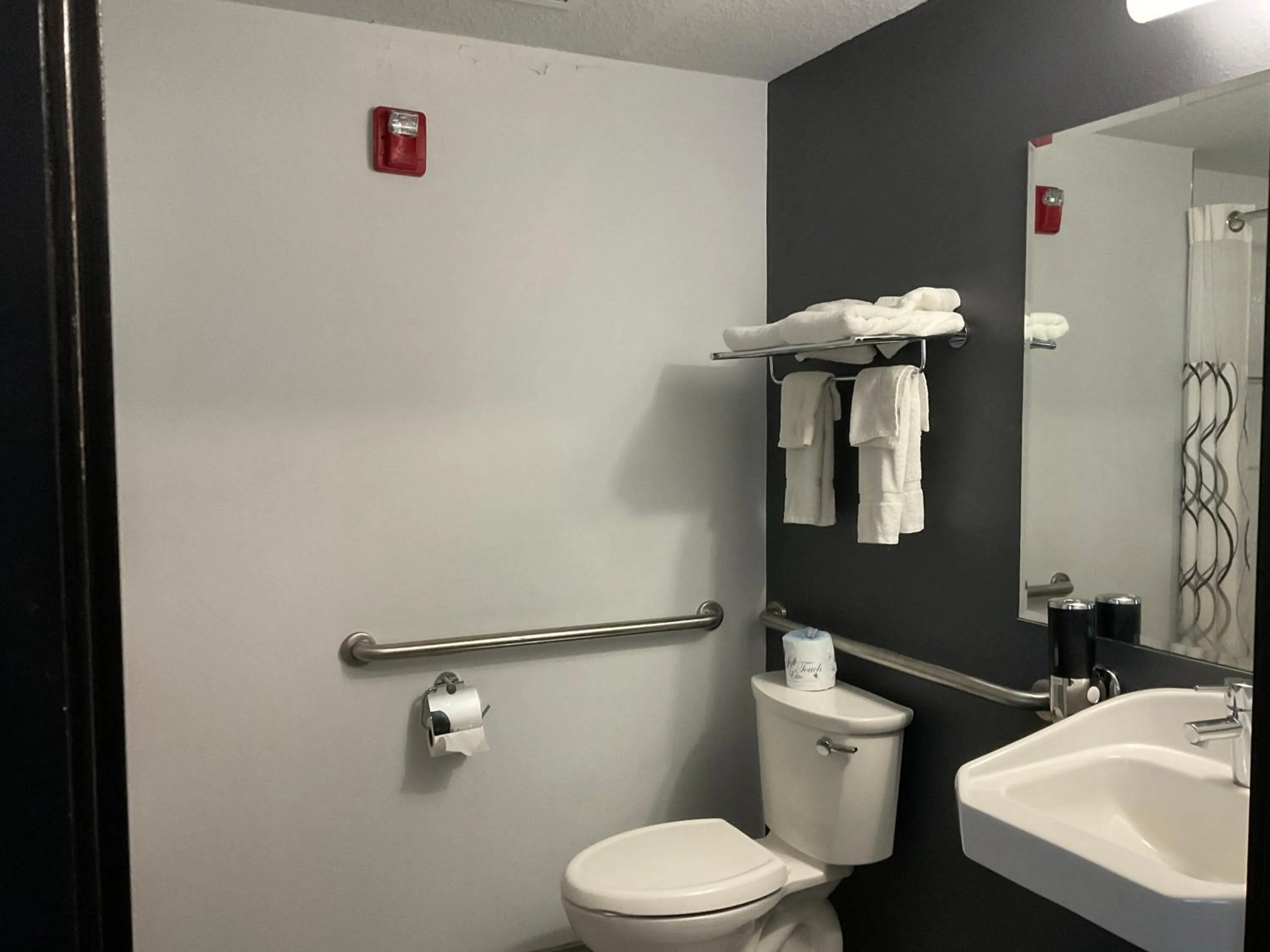 Queen Room - Disability Access in The Streamline Hotel - Daytona Beach