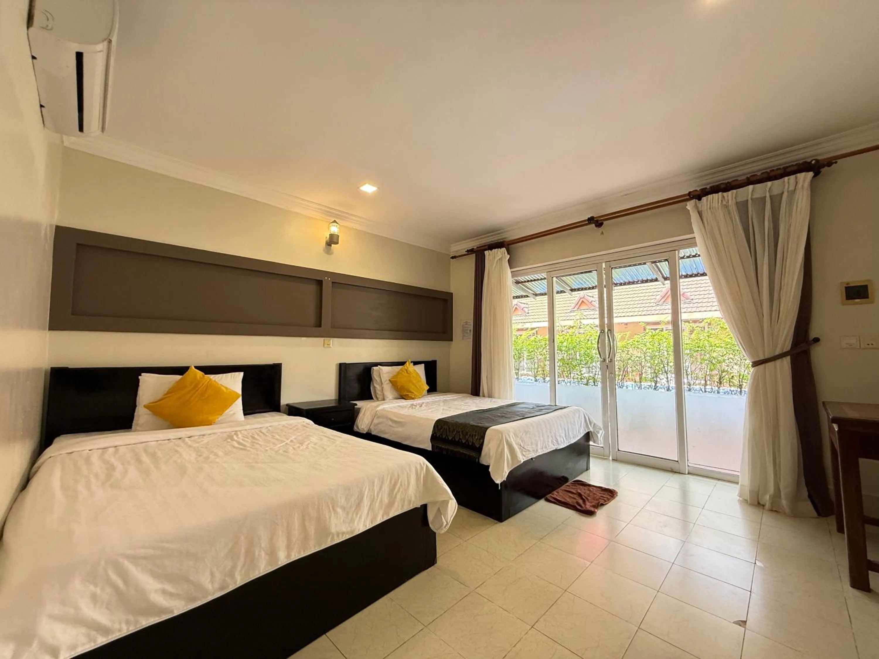 Twin Room with Private Bathroom in Hello Kampot Resort