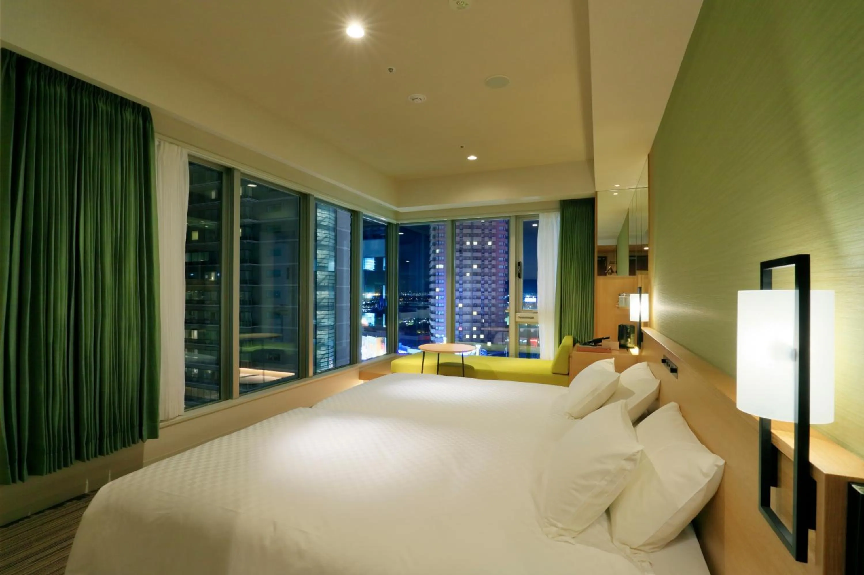 Superior Corner Twin Room - High Floor - Non-Smoking in THE SINGULARI HOTEL & SKYSPA at UNIVERSAL STUDIOS JAPAN