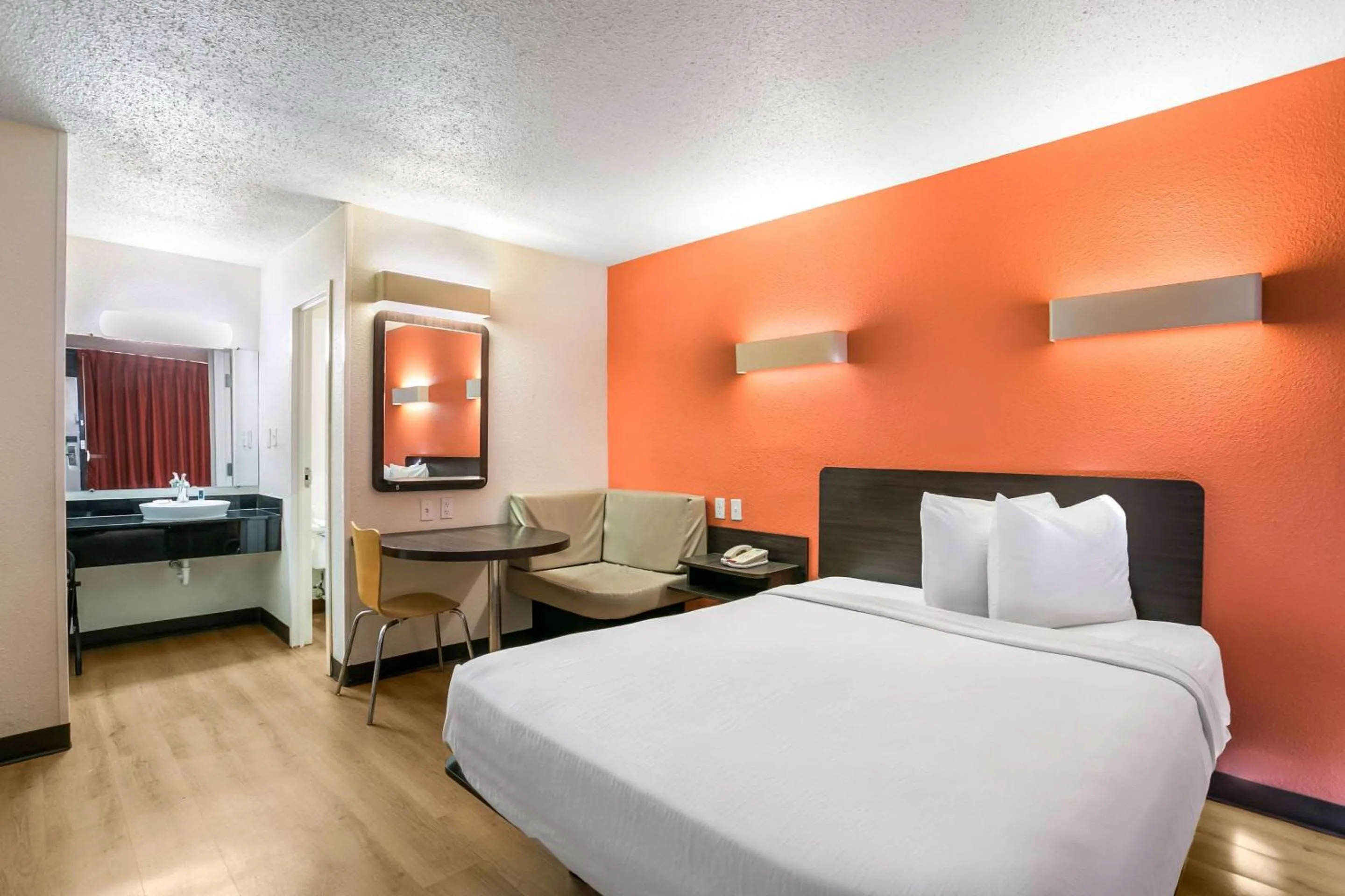 Queen Room - Non-Smoking in Rodeway Inn Baltimore - Inner Harbor South