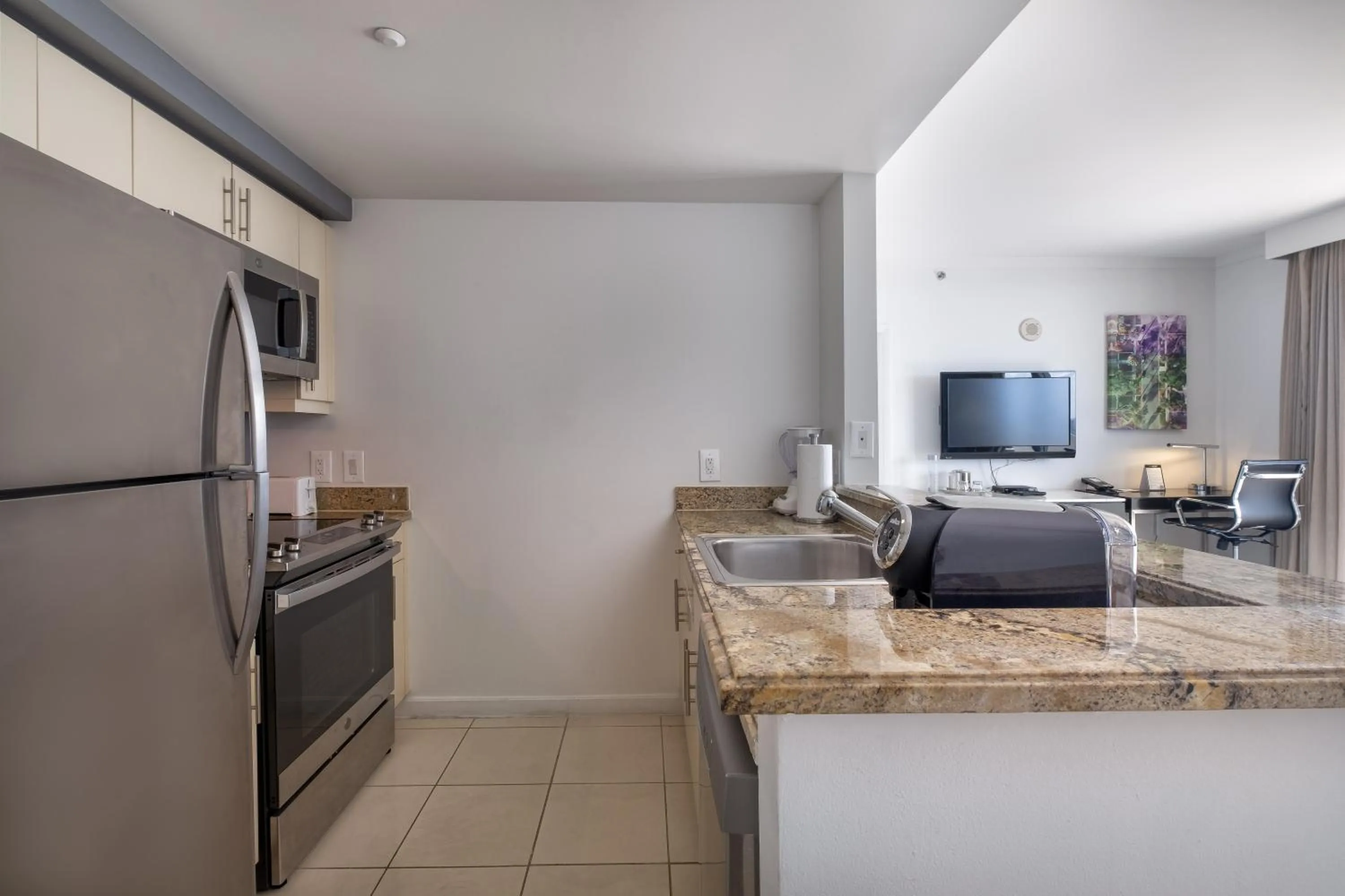 King Suite with Sofa Bed and Balcony - Bay View in Hotel Arya BW Premier Collection