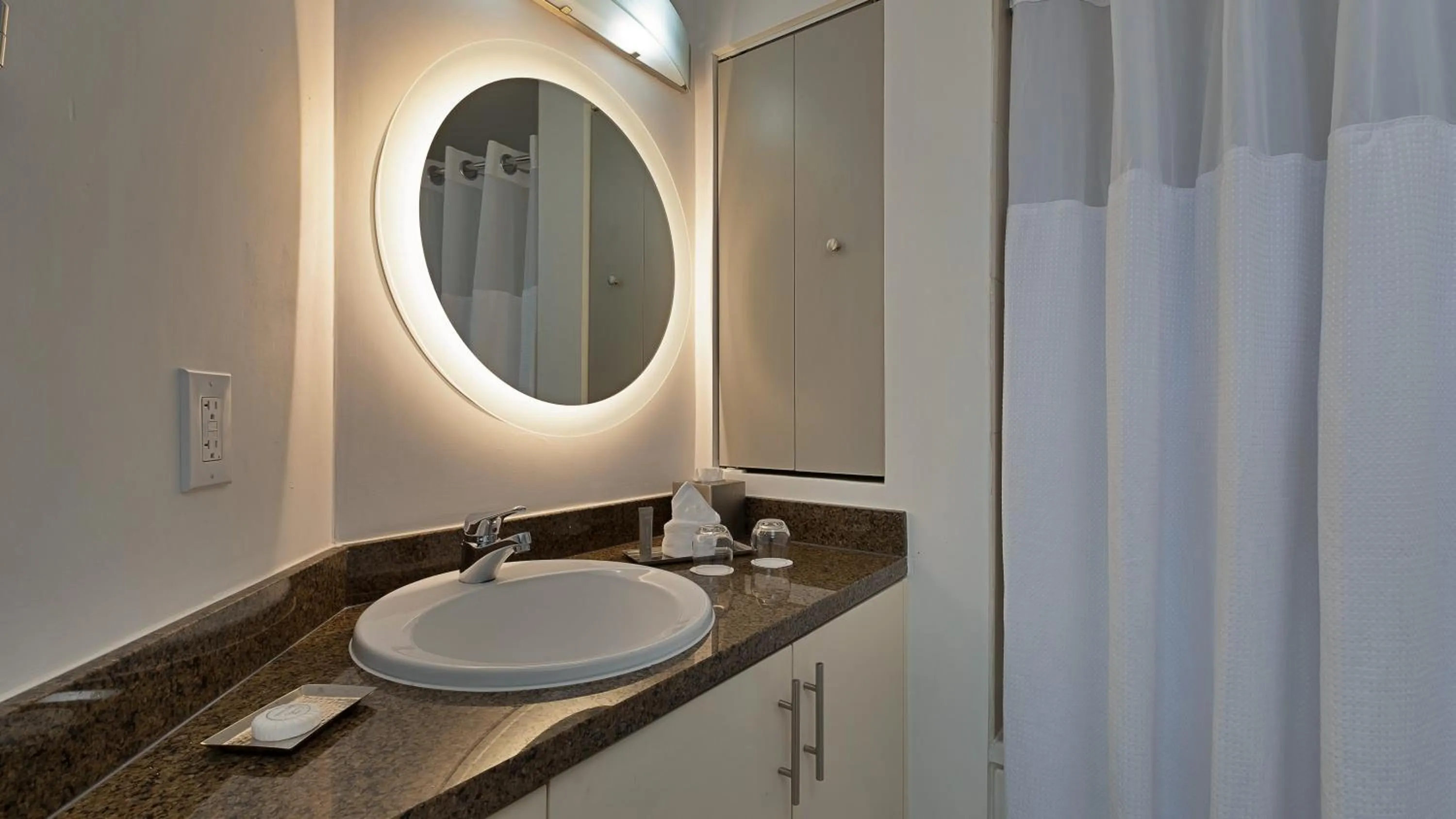 King Room with Balcony and Bay View in Hotel Arya BW Premier Collection