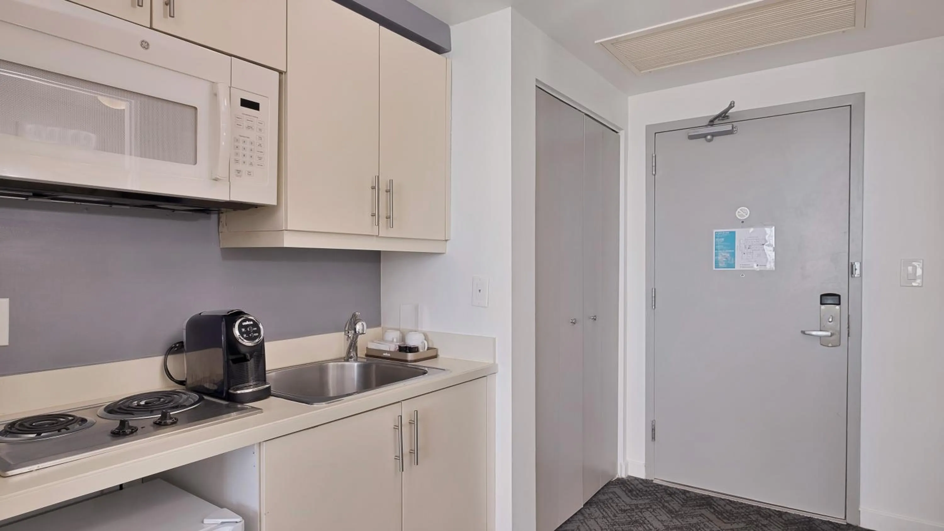 King Room with Balcony and City View - Disability Access in Hotel Arya BW Premier Collection