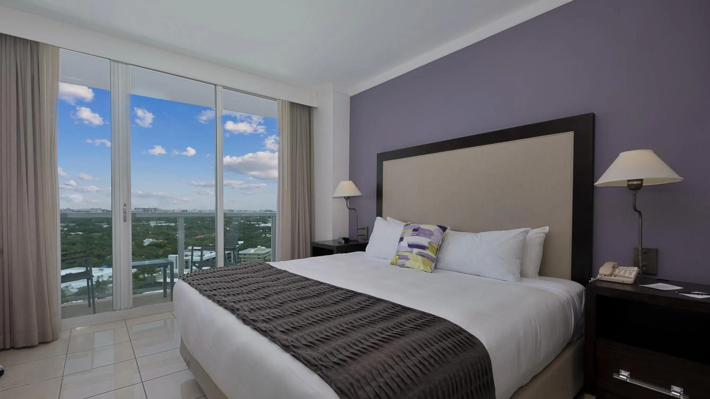 King Room with City View and Balcony in Hotel Arya BW Premier Collection