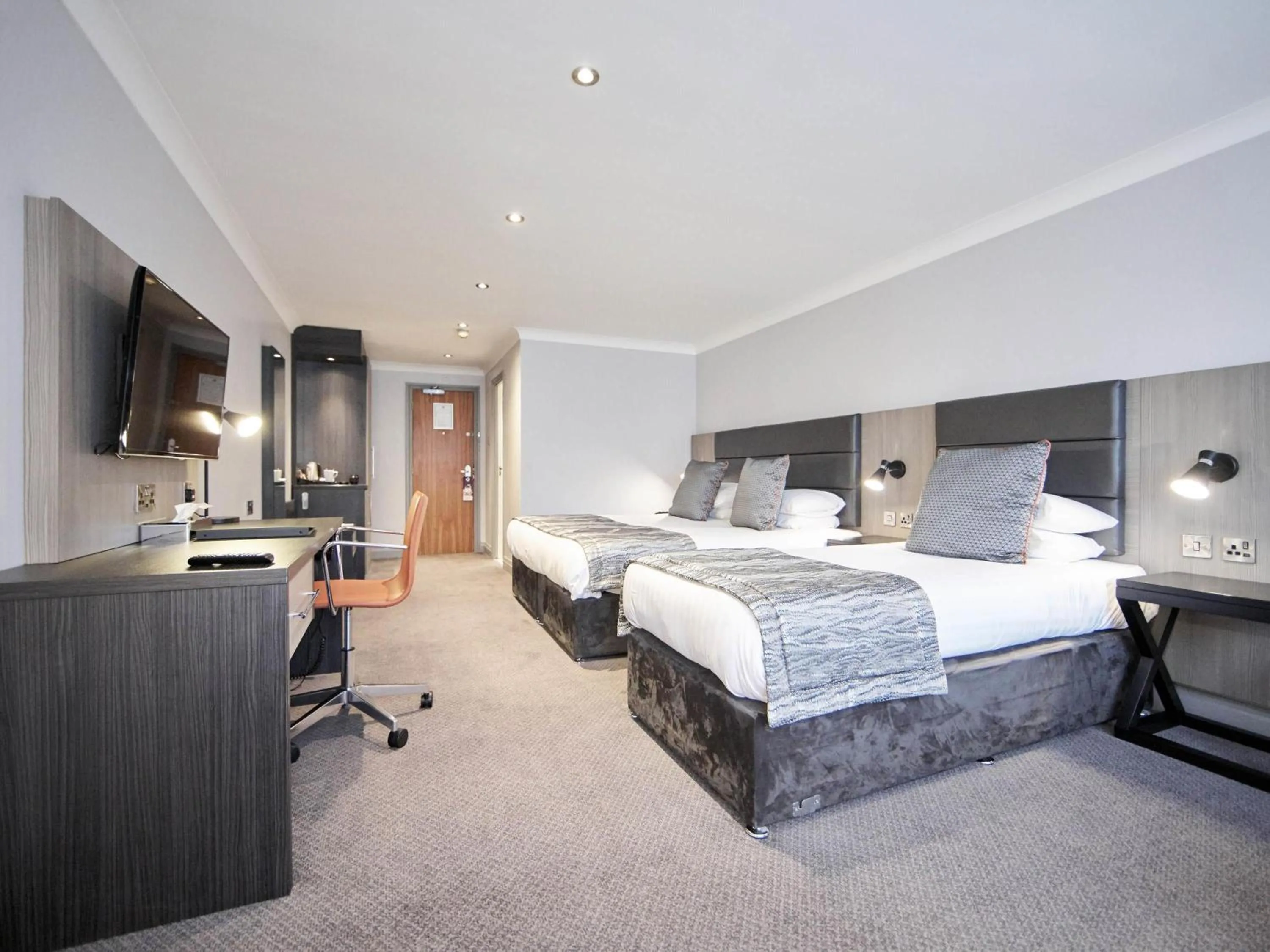 Standard Family Room with King Bed and Single Bed in Mercure Newcastle George Washington Hotel Golf & Spa