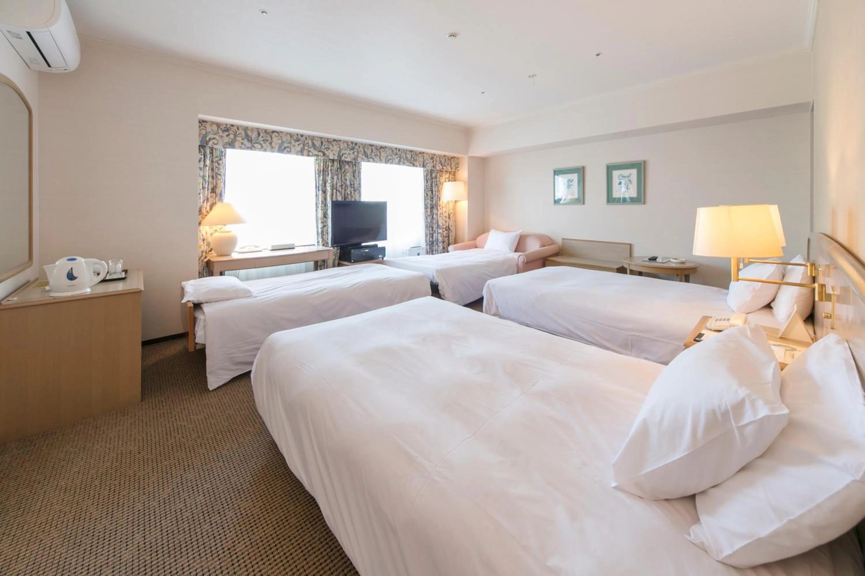 Standard Quadruple Room - Non-Smoking in Kobe Seishin Oriental Hotel