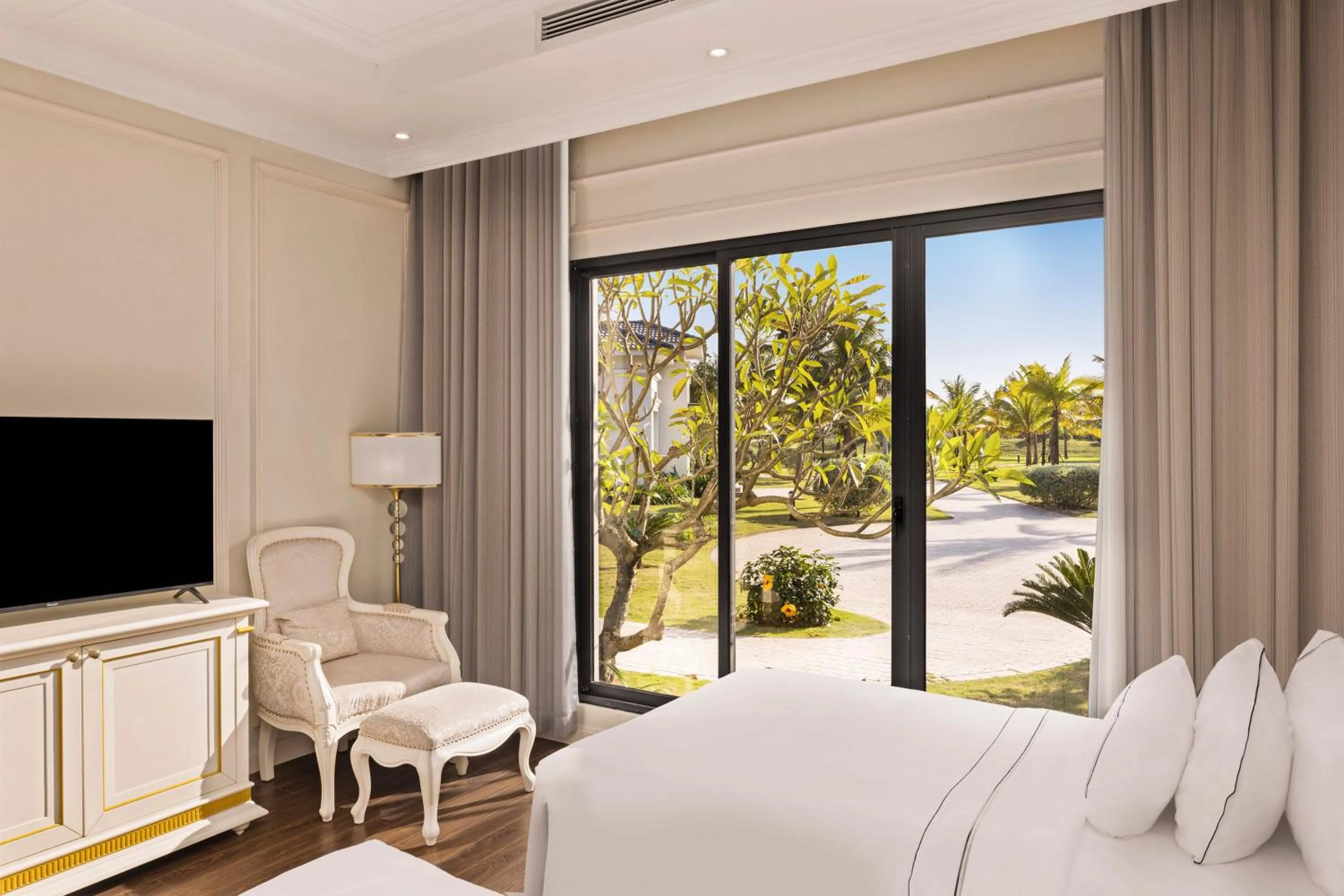 Four-Bedroom Villa with Sea View and Private Pool in Vinpearl Cua Hoi, Affiliated by Melia