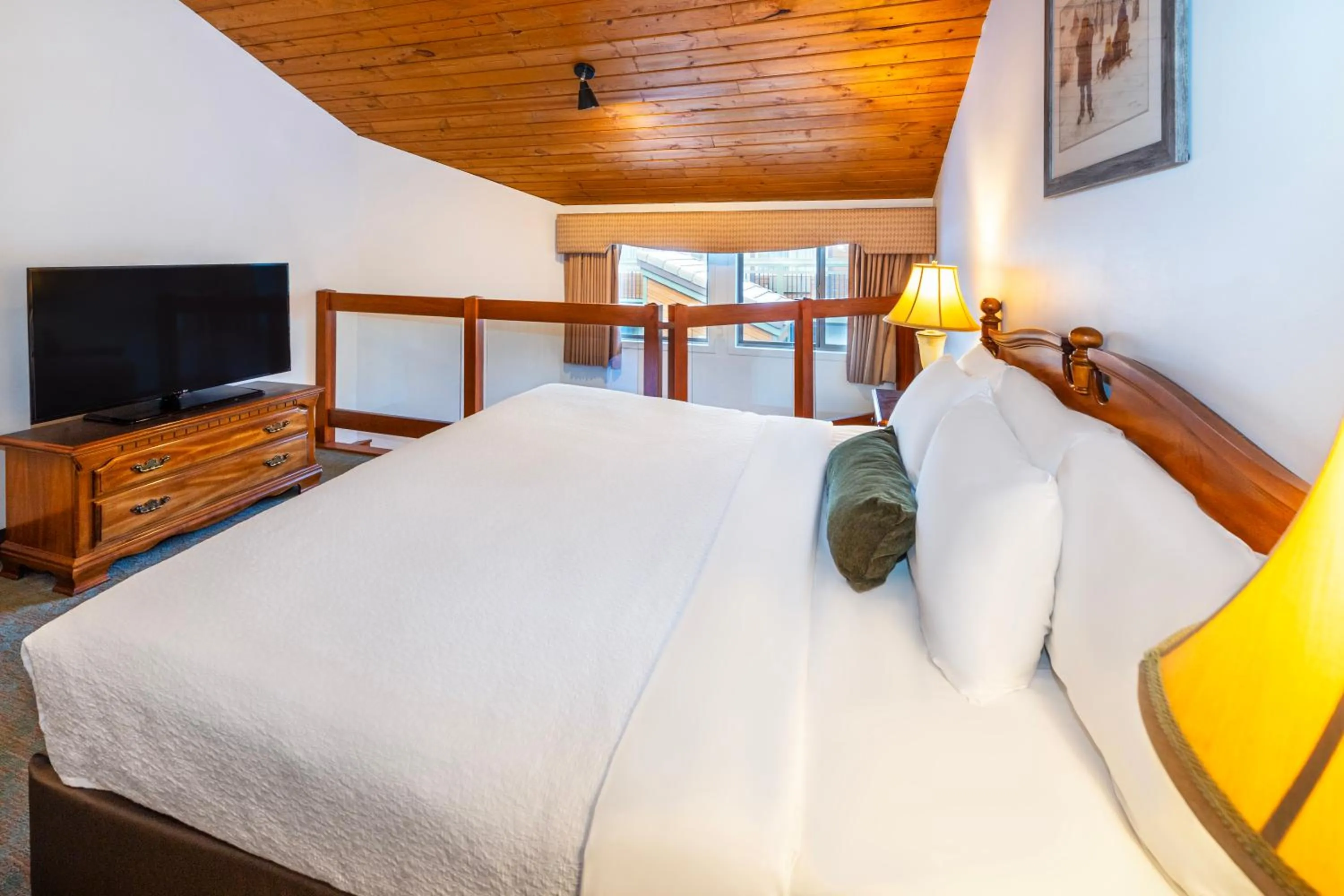 King Loft with Fireplace in Charltons Banff