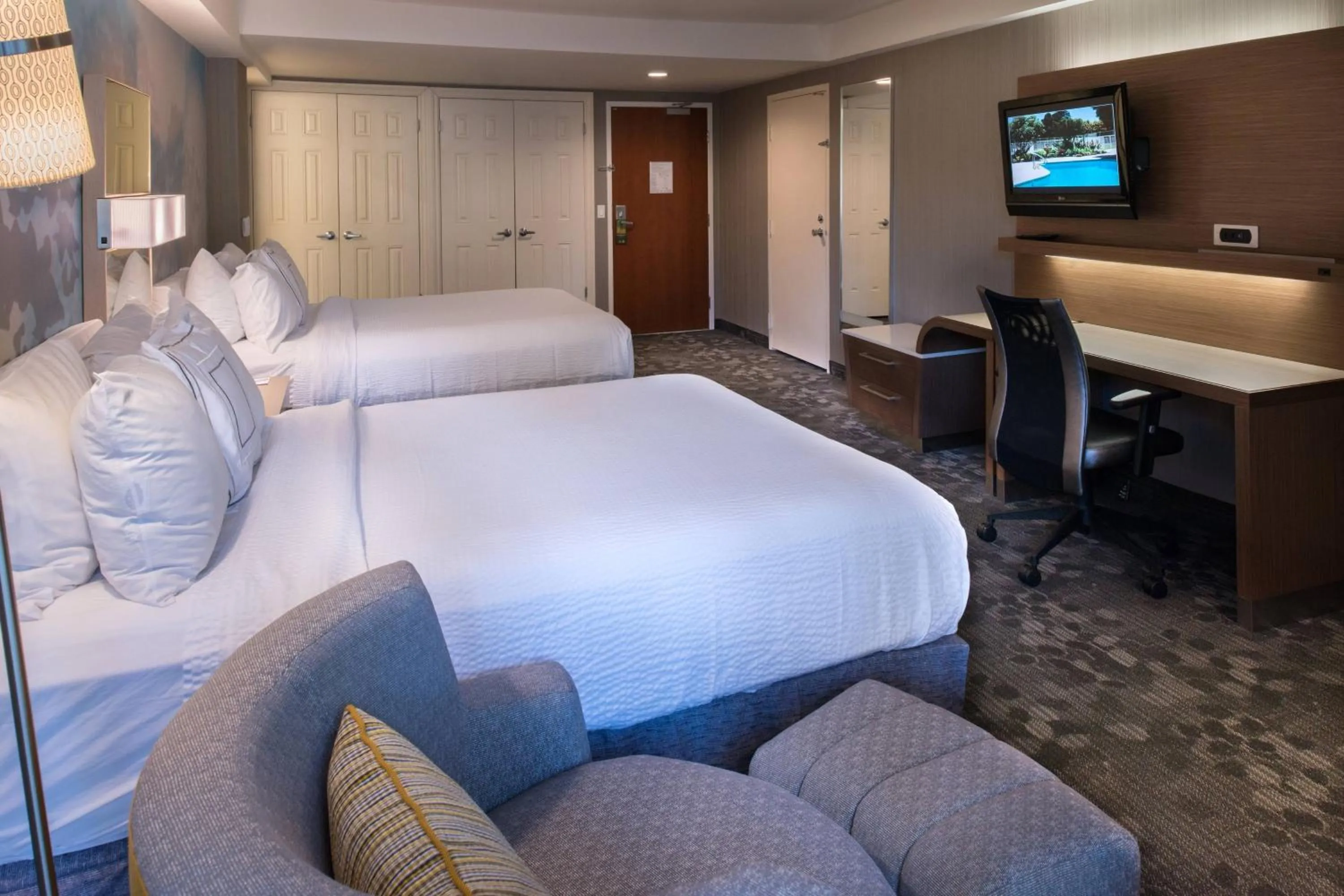 Queen Room with Two Queen Beds in Courtyard by Marriott Oxnard/Ventura