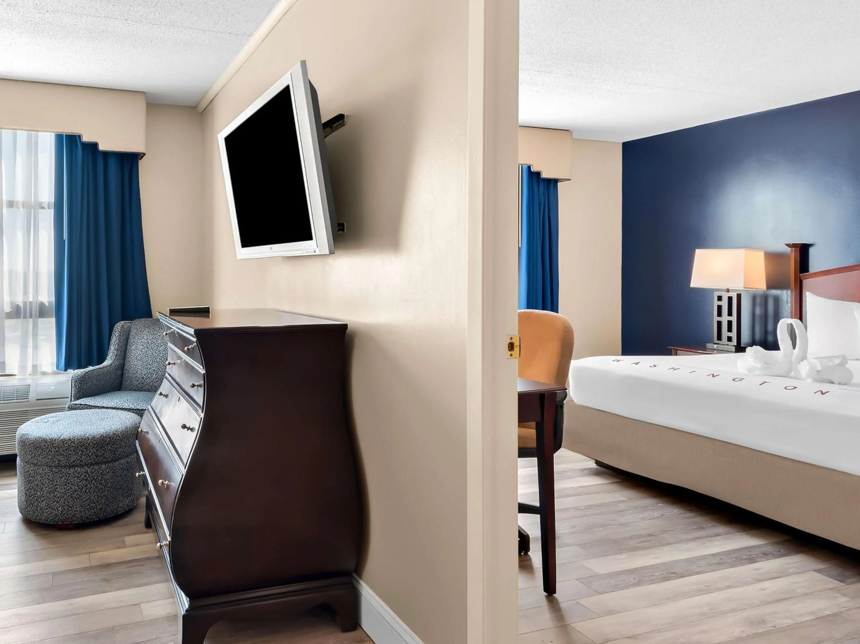 Two-Room King Suite in Best Western Potomac Mills