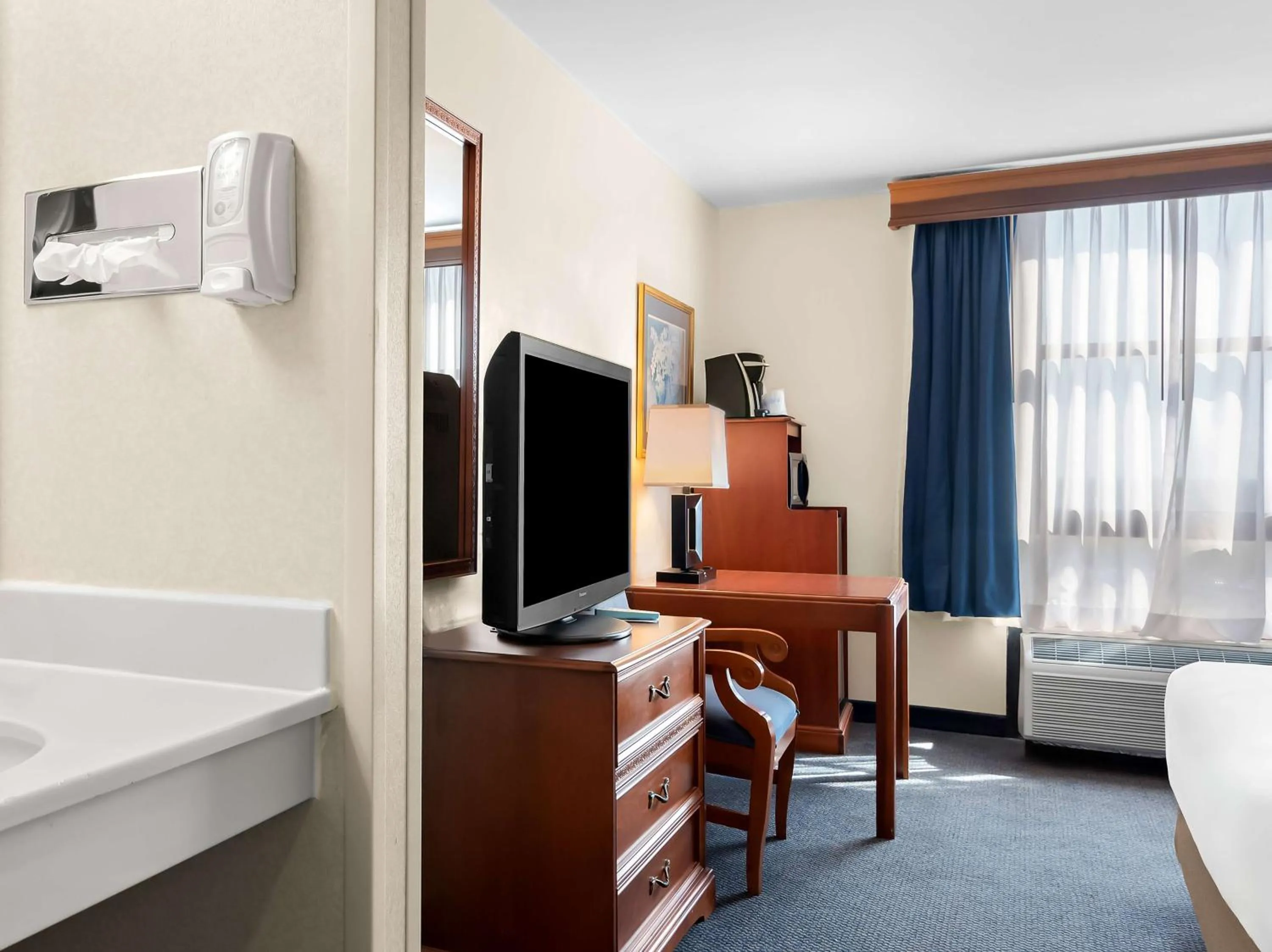 Executive Queen Room - Disability Access in Best Western Potomac Mills