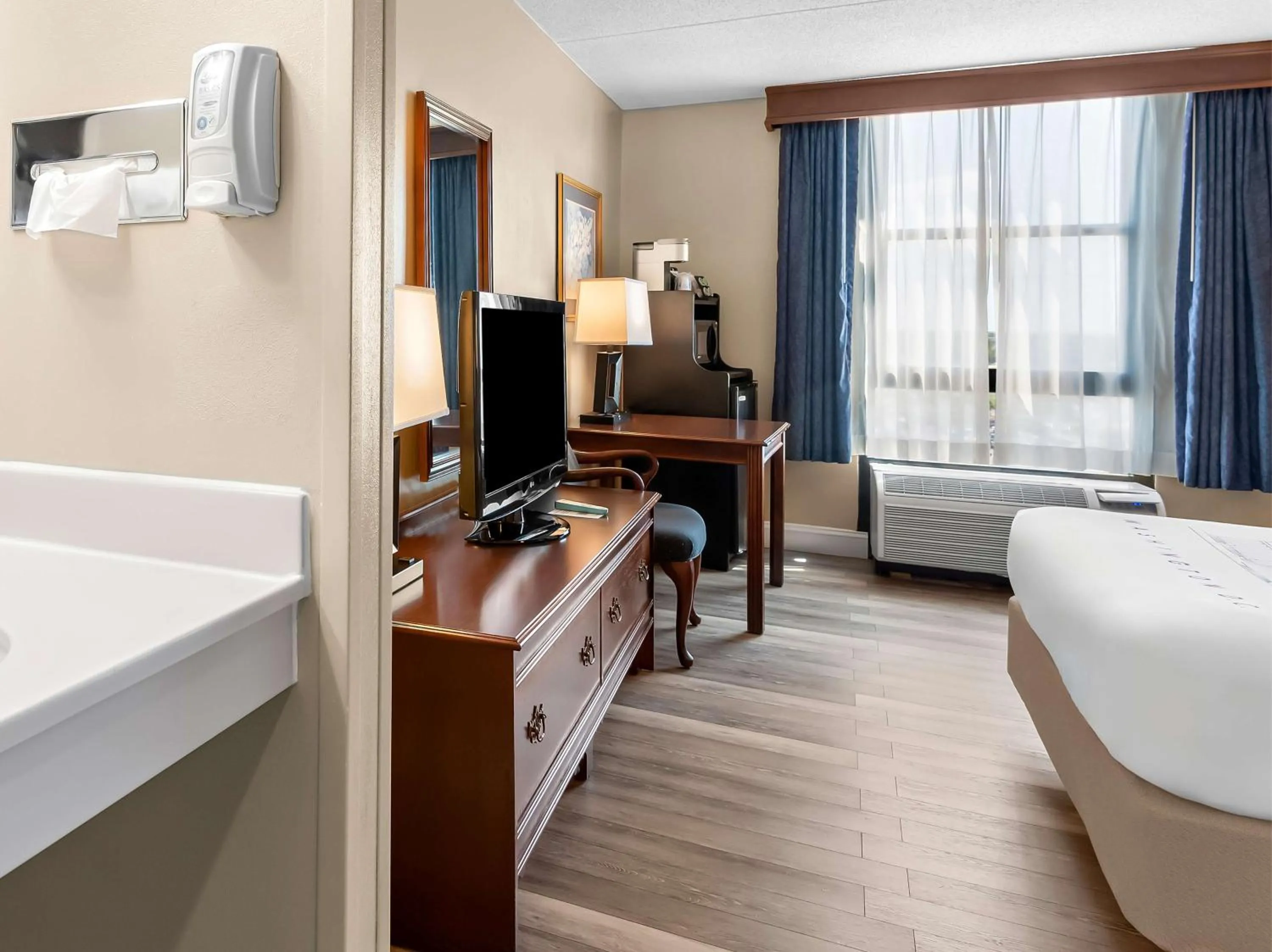 Queen Room - Disability Access in Best Western Potomac Mills