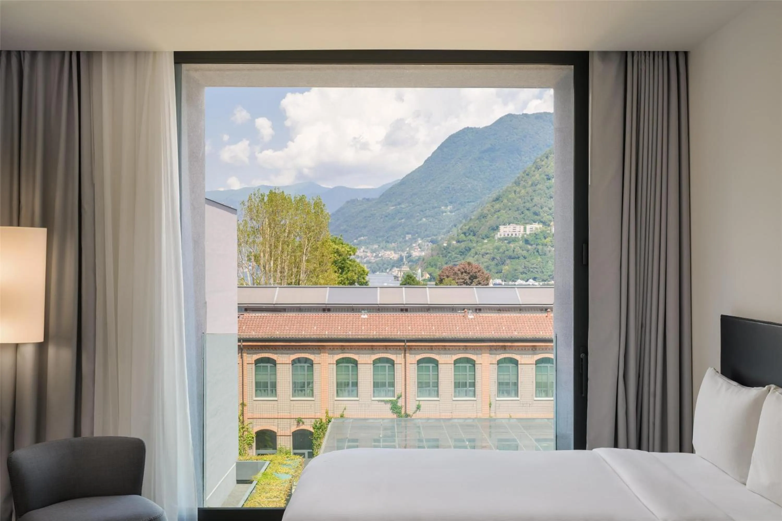 Premium Twin Room With Lake View in Hilton Lake Como