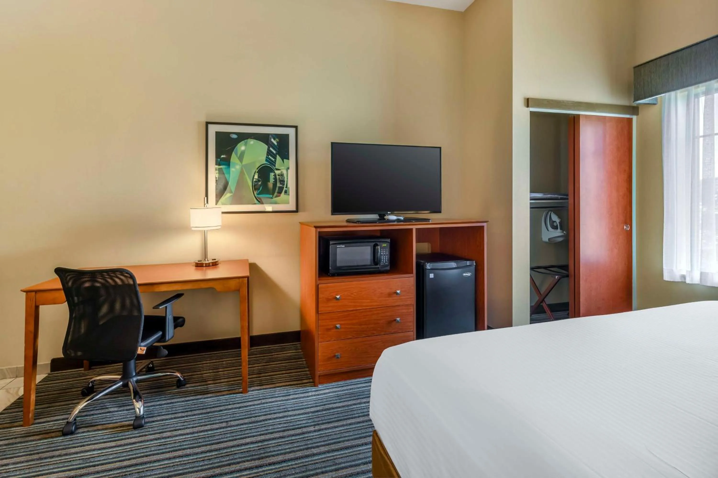 King Room with Bath Tub - Mobility Accessible/Non-Smoking in Best Western Plus Tuscumbia/Muscle Shoals Hotel & Suites