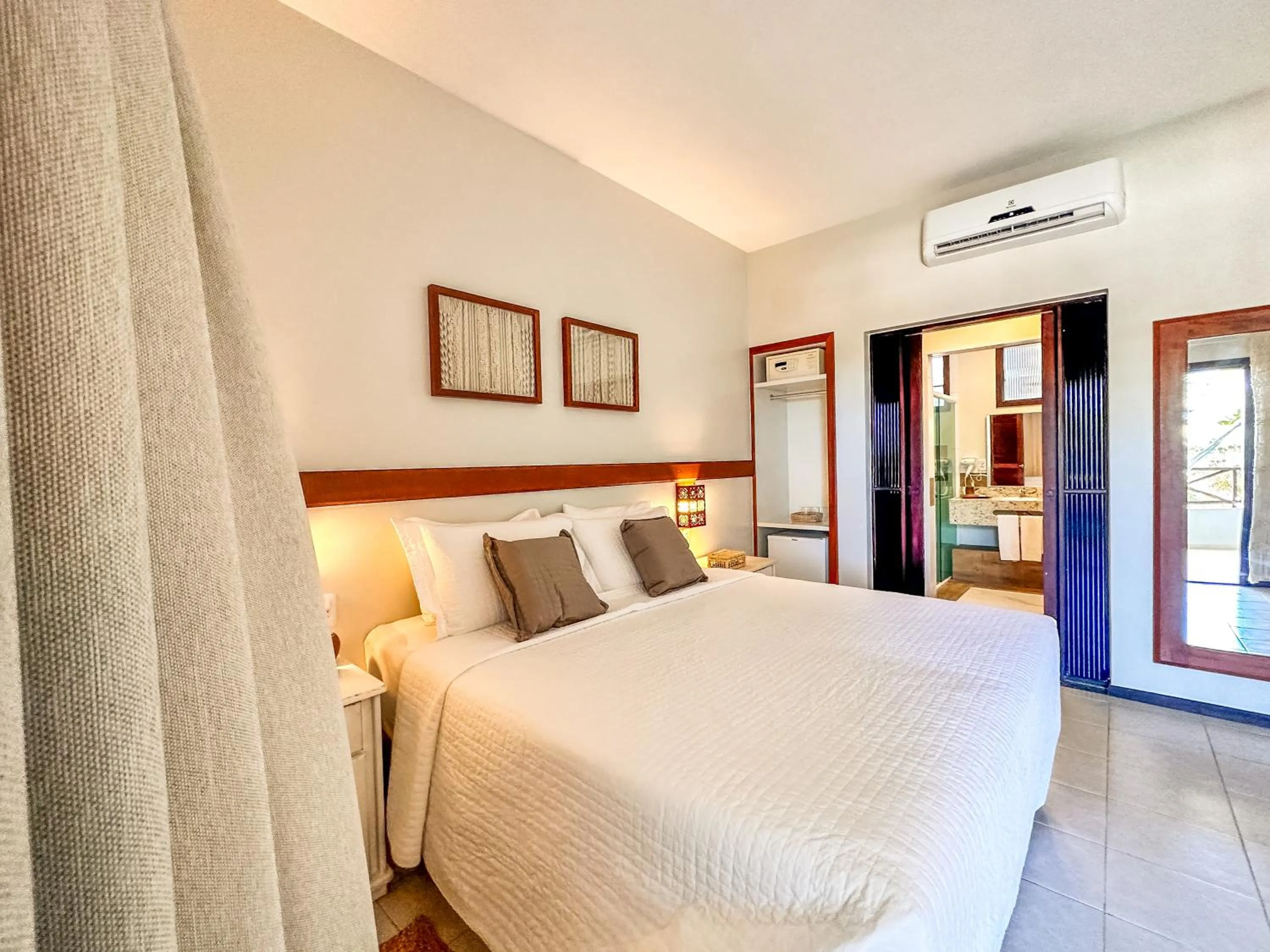 Deluxe Suite with Balcony in Hotel Varandas Beach