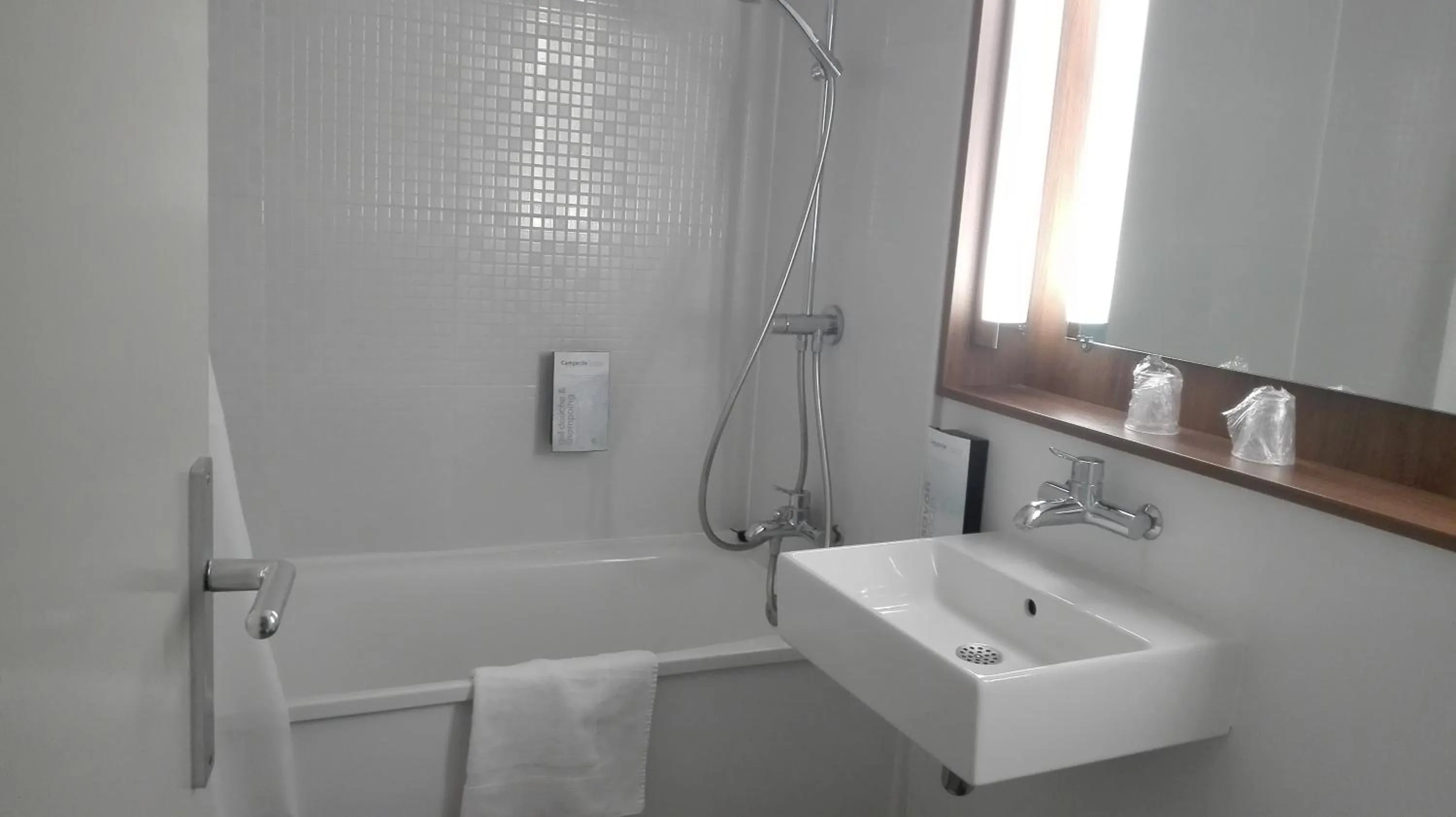 Standard Twin Room in Campanile Clermont-Ferrand Sud Issoire