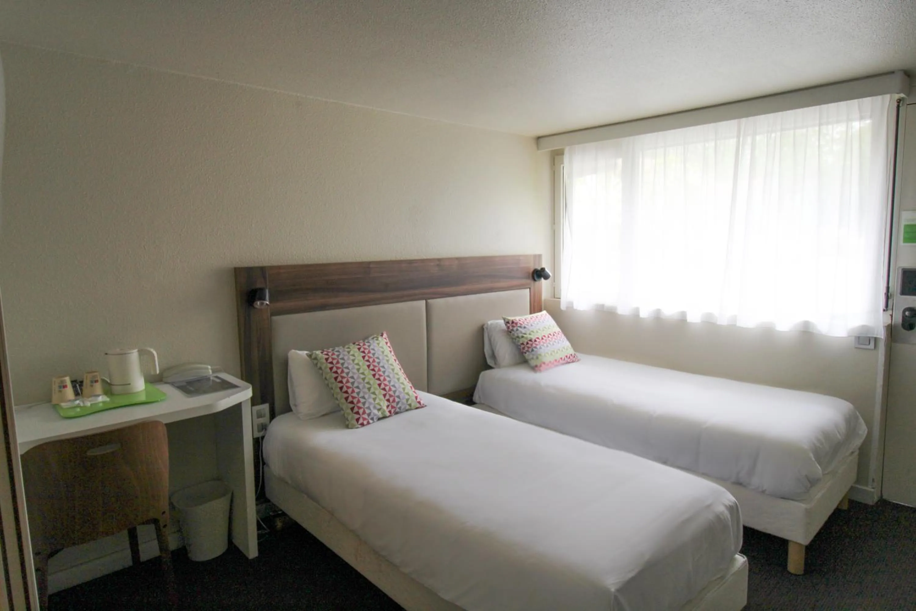 Twin Room in Campanile Melun Sénart