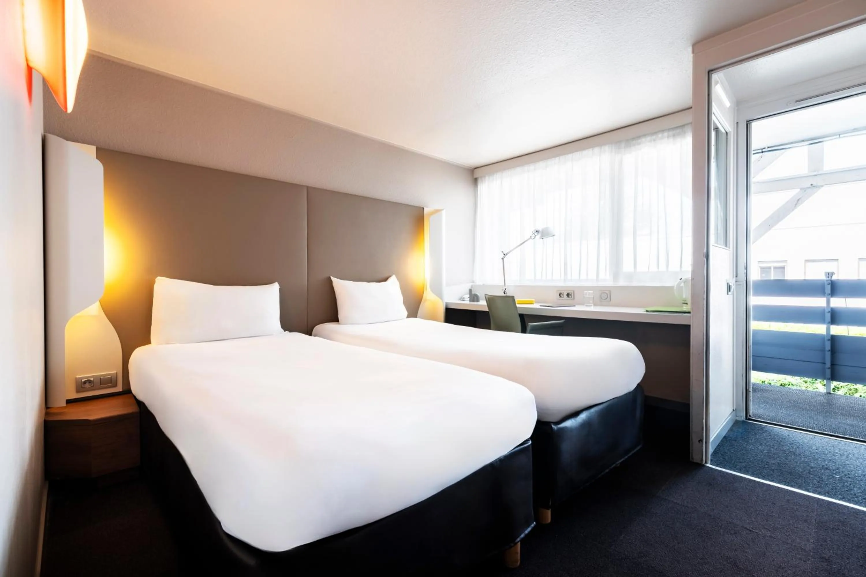 Standard Twin Room in Campanile Montesson - Le Vésinet