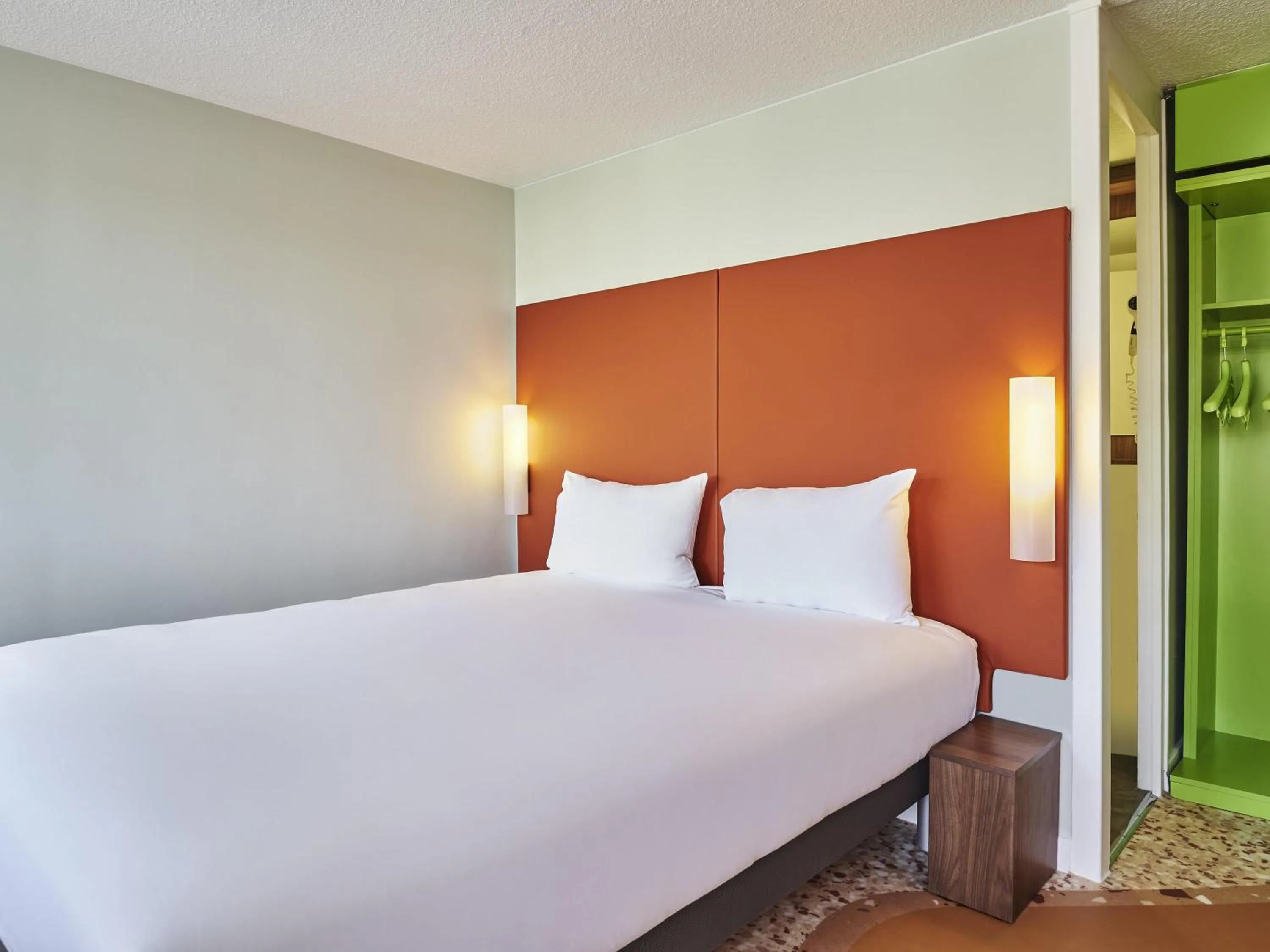 Pop Room with a double bed in Greet Hotel Versailles - Voisins Le Bretonneux