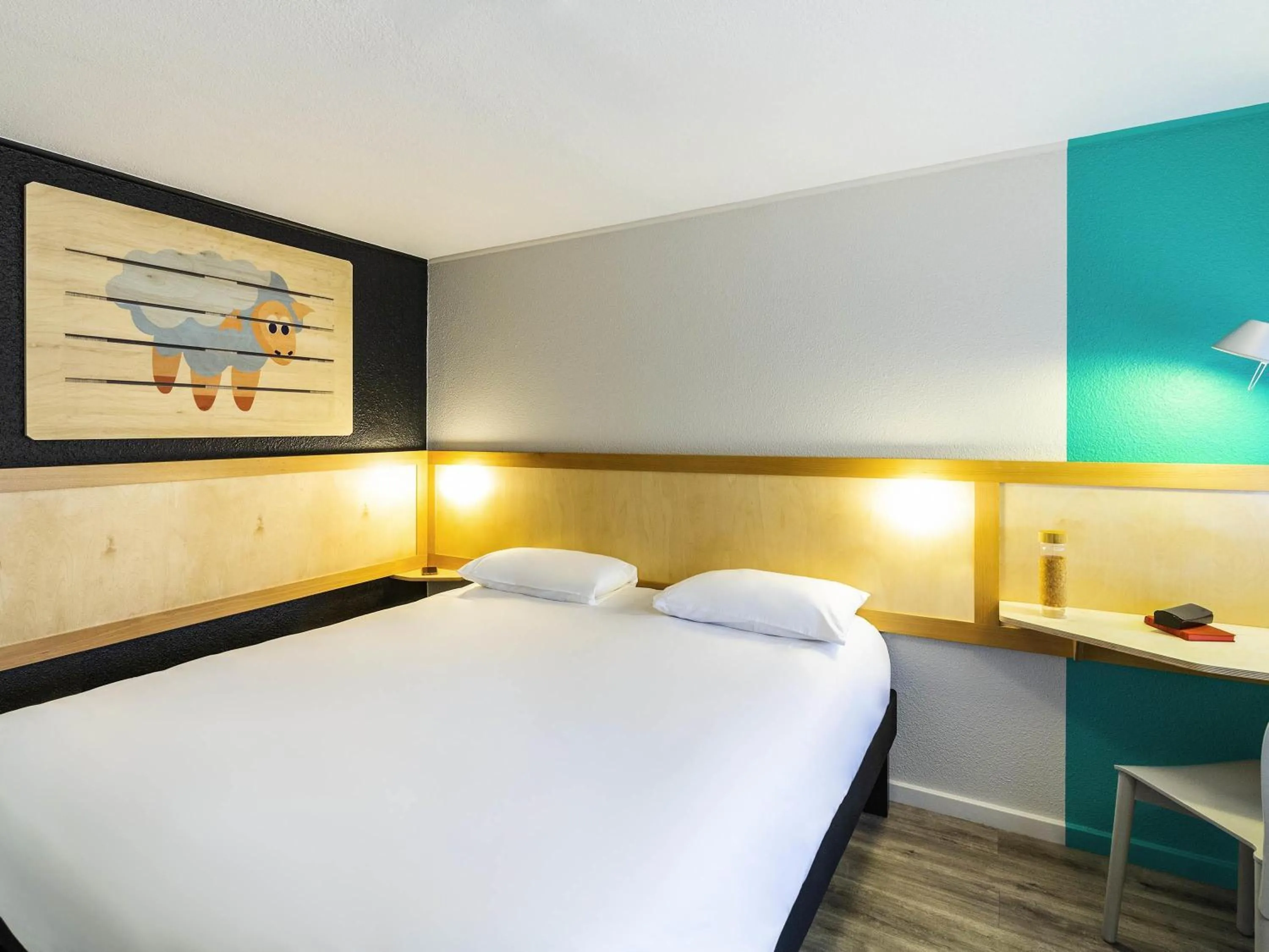 Standard Queen Room in greet hôtel Angoulême