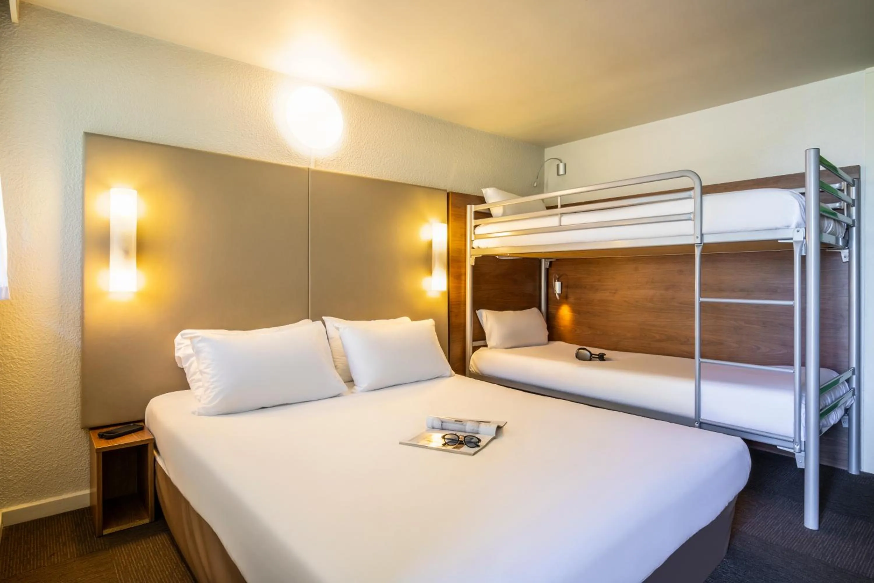 Standard Quadruple Room in Campanile Vichy - Bellerive