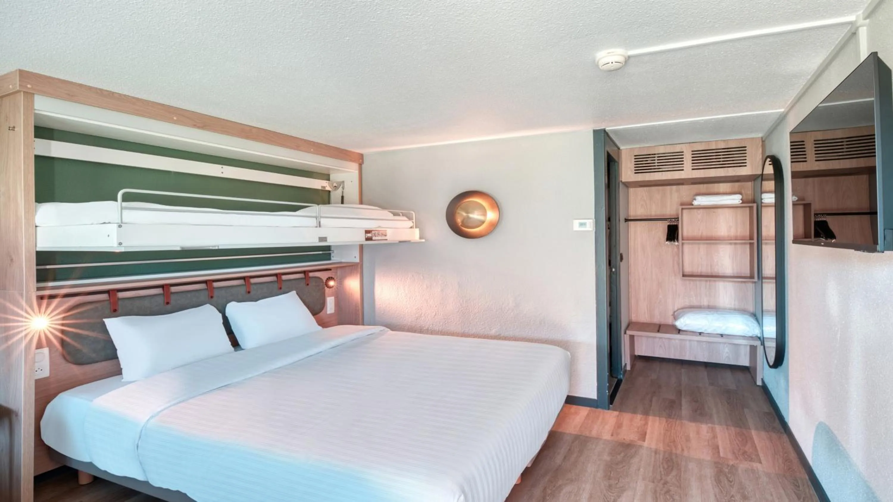 Standard Queen Room with One Bunk Bed in Campanile Bayonne