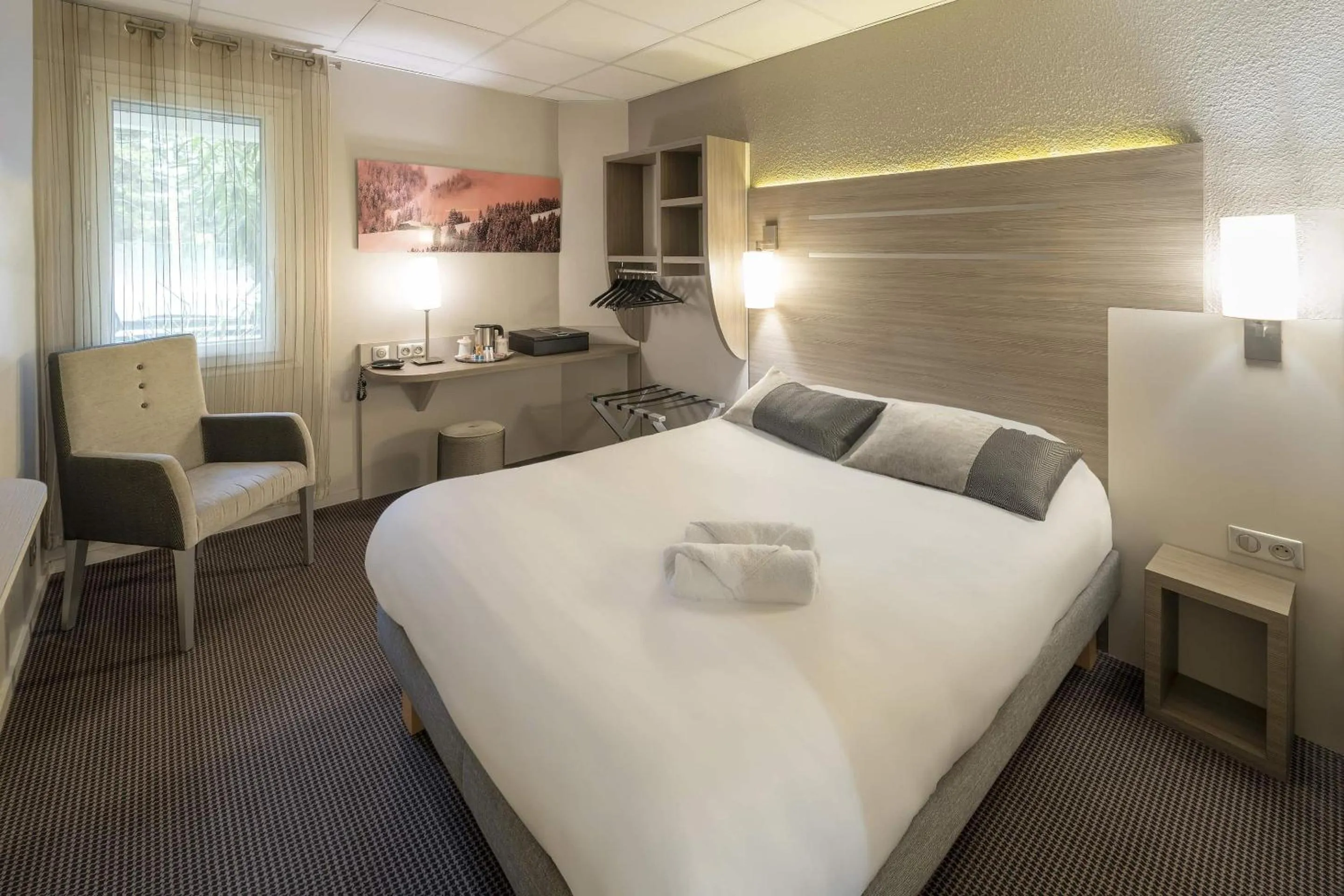 Standard King Room - Non-Smoking in Kyriad Grenoble-Voiron Chartreuse-Centr'alp