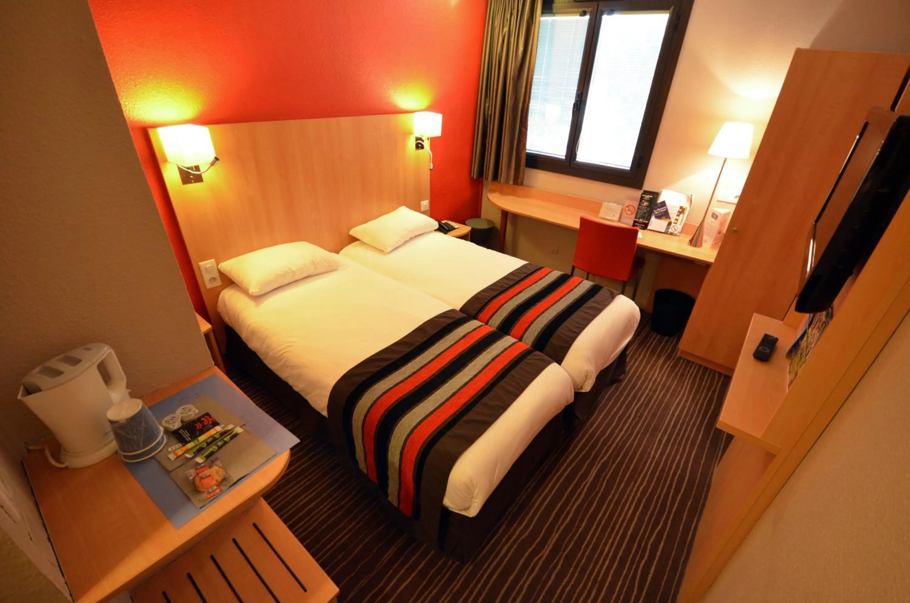 Standard Twin Room in Kyriad Dijon Est Mirande