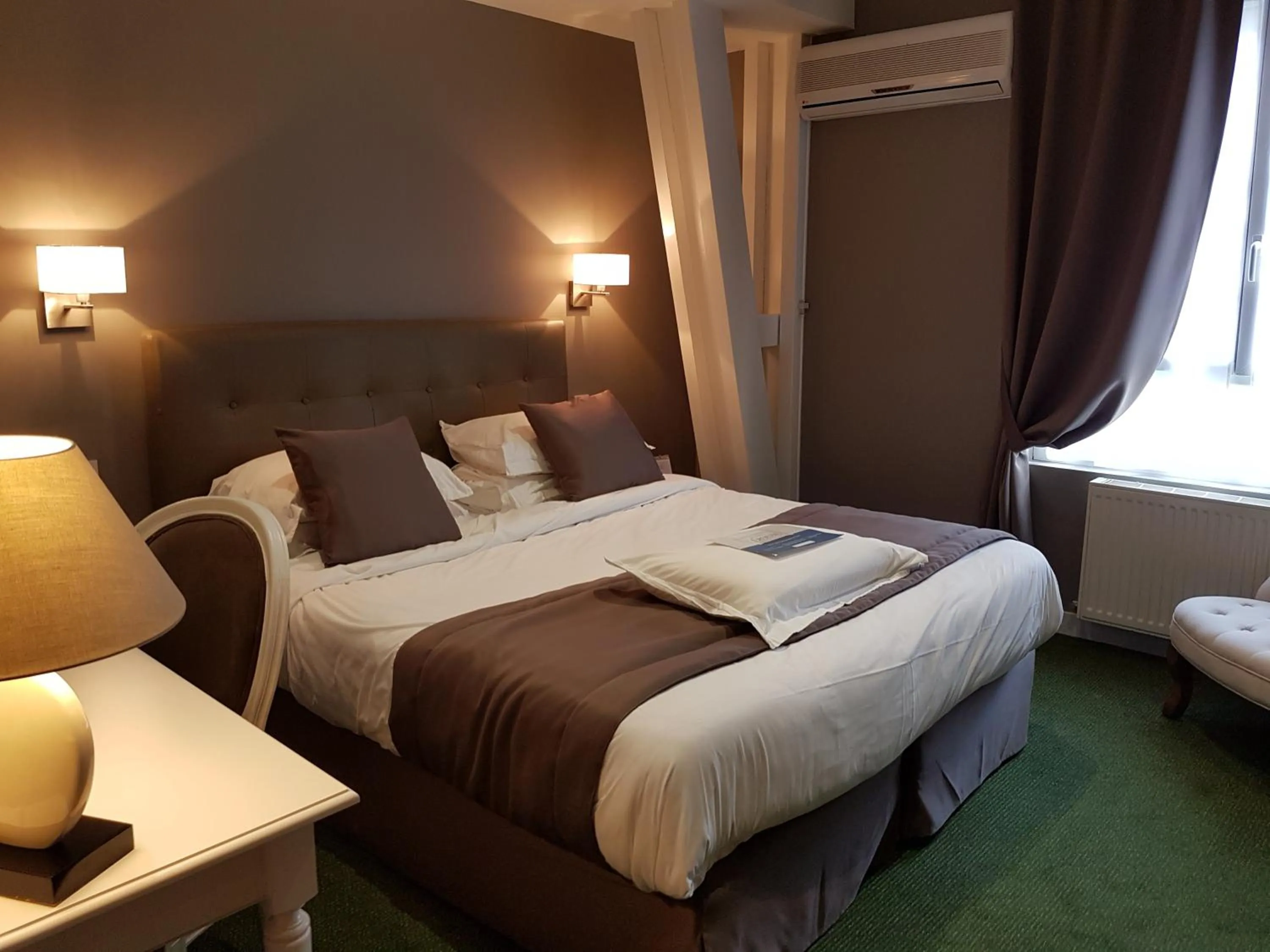 Bathroom, Bed in Kyriad Saumur Hyper Centre Hôtel, Appartements, Séminaires et SPA soins Sothys Paris