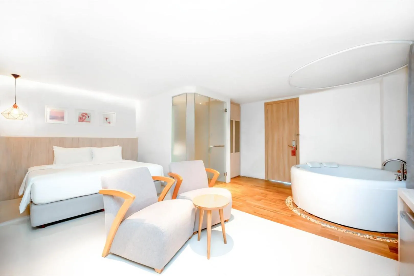 Grand Deluxe Jacuzzi in Zand Morada Pattaya