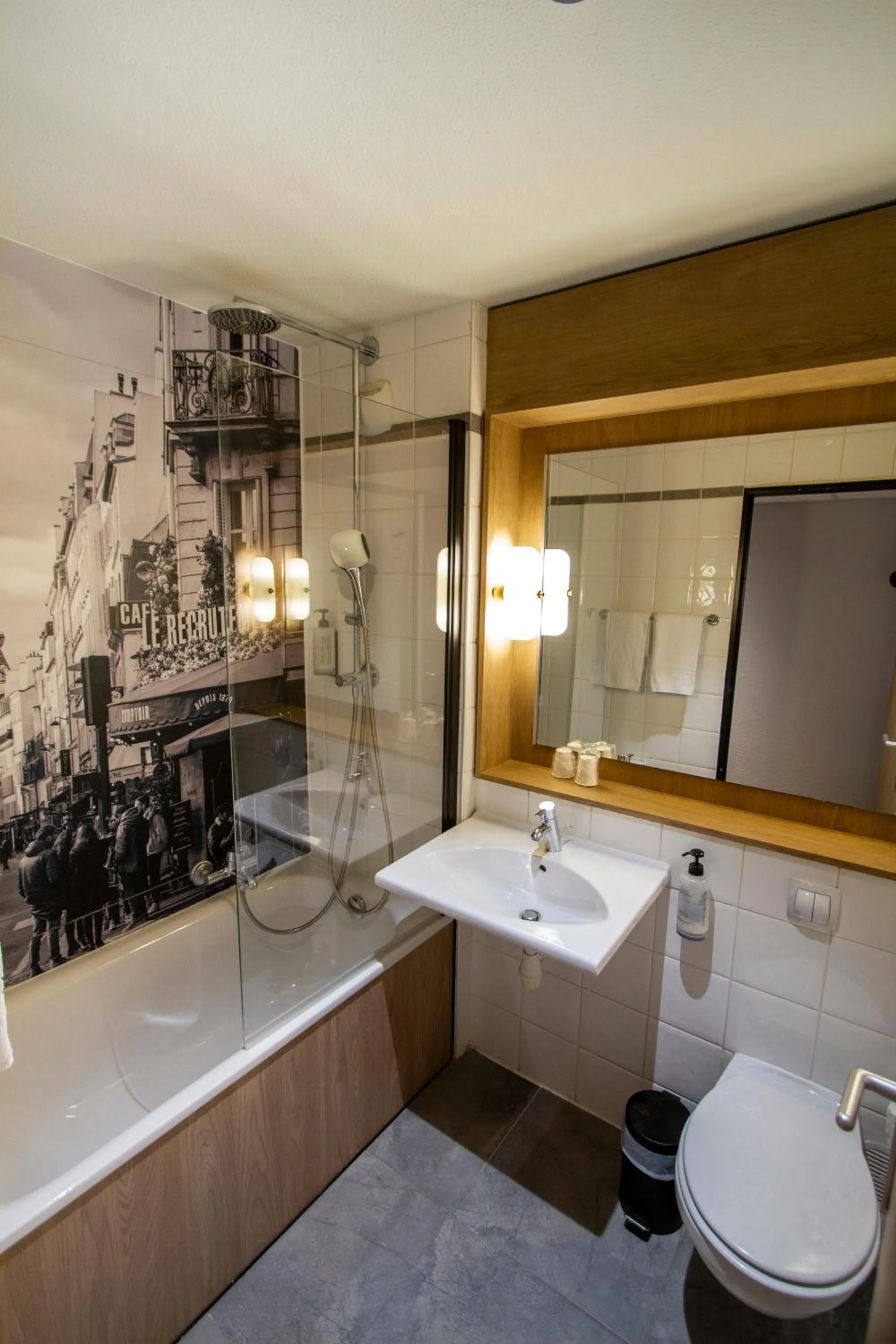 Standard room - 1 Queen Bed 1 Sofa Bunk bed in Campanile Prime Paris 19 - La Villette