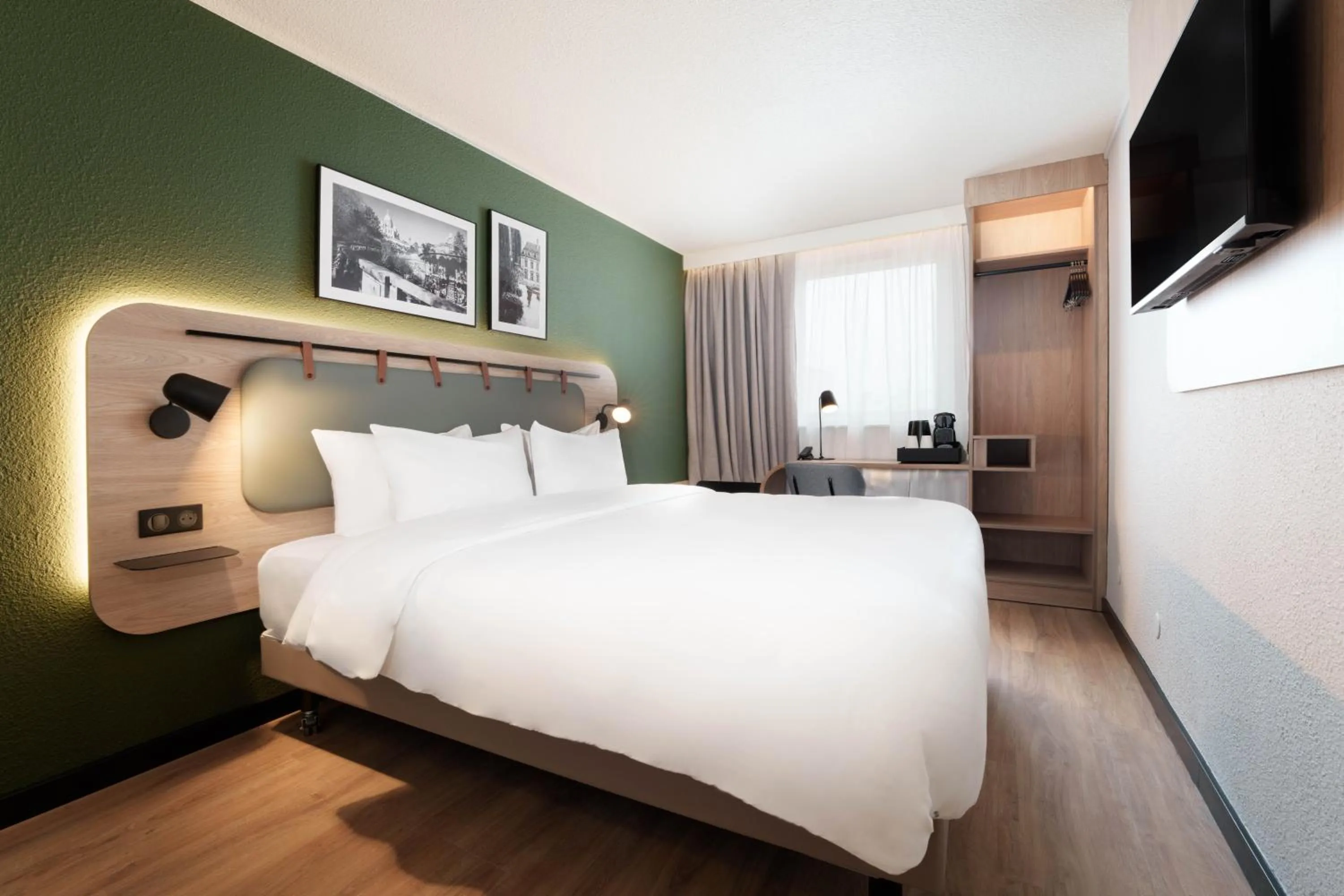 Superior Room - 1 King Bed in Campanile Prime Paris 19 - La Villette