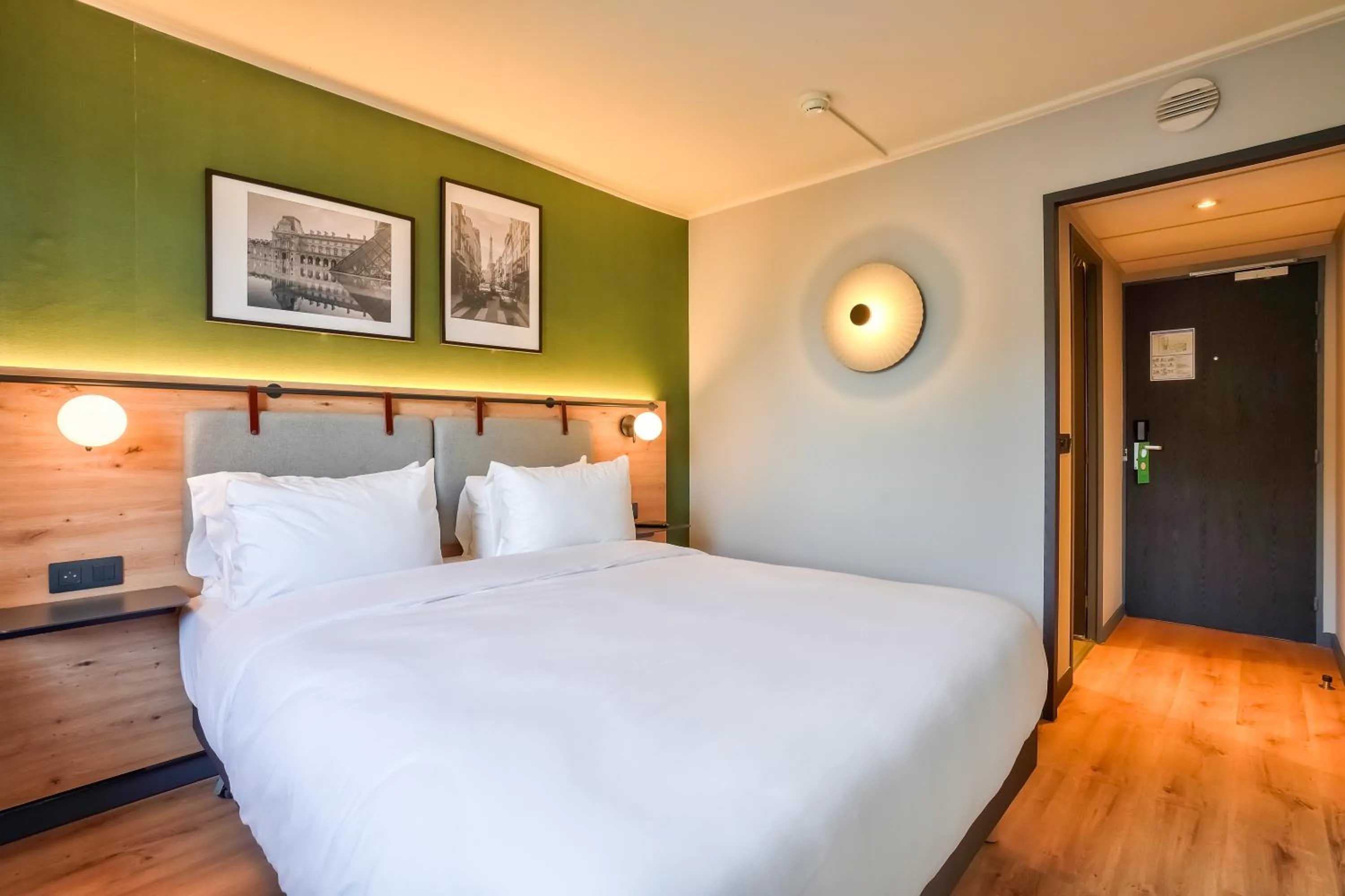 Superior Room - 1 King Bed in Campanile Paris Ouest - Pont de Suresnes